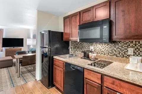 Kitchen or kitchenette, Kitchen/Kitchenette in MainStay Suites Denver International Airport