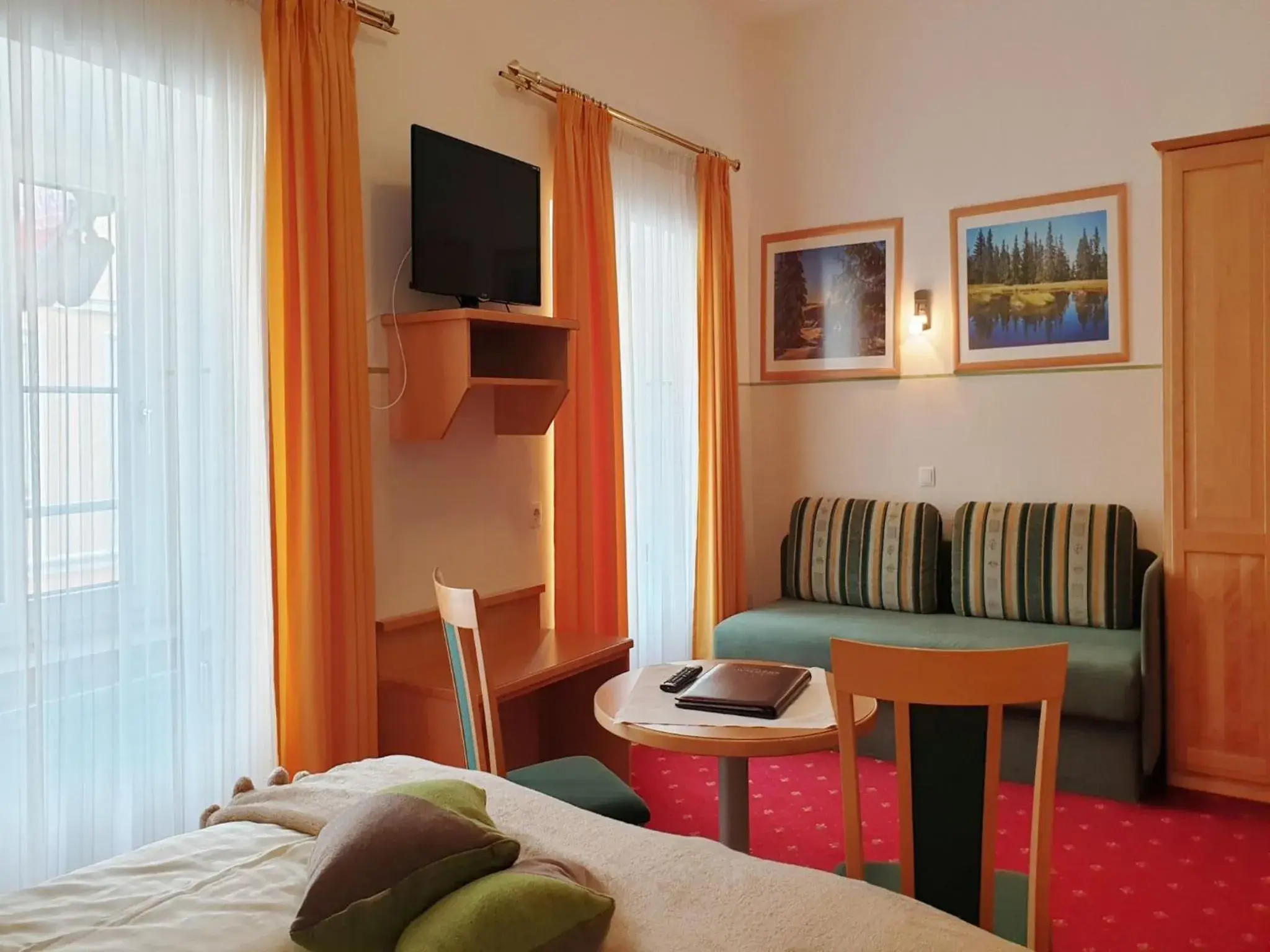 Bed, Seating Area in Hotel Stegerbräu
