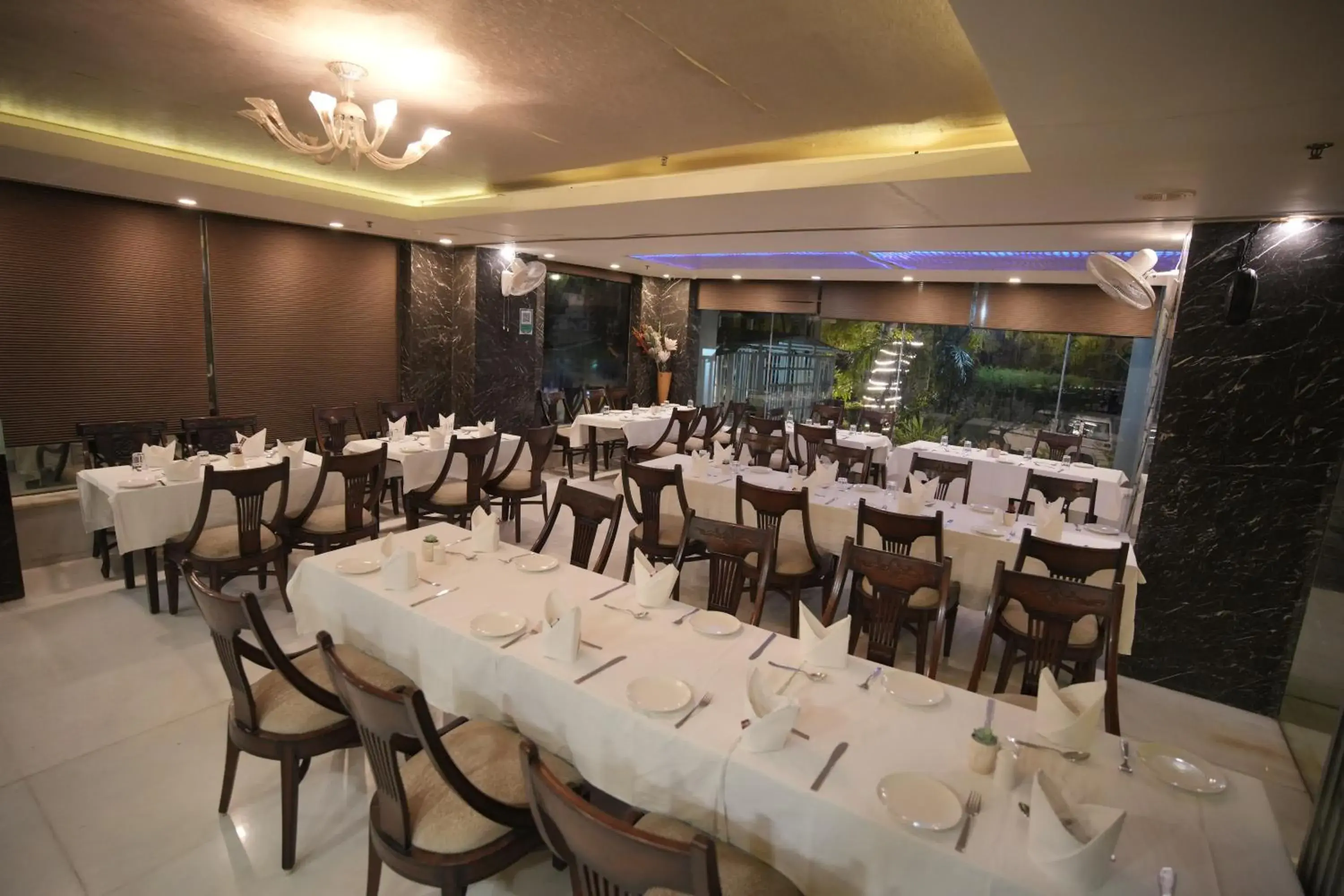 Restaurant/Places to Eat in Hotel Atulyaa Taj