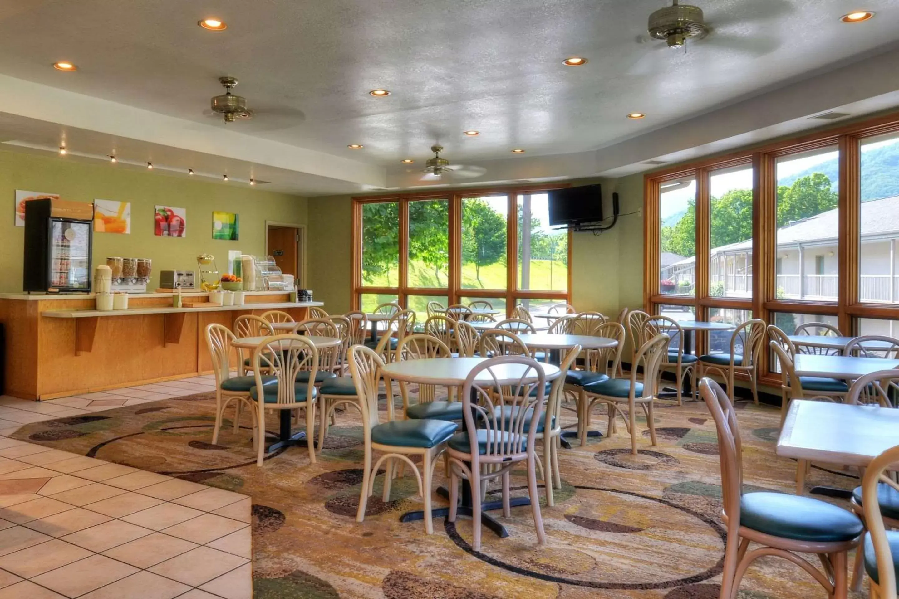 Restaurant/Places to Eat in Quality Inn Cherokee