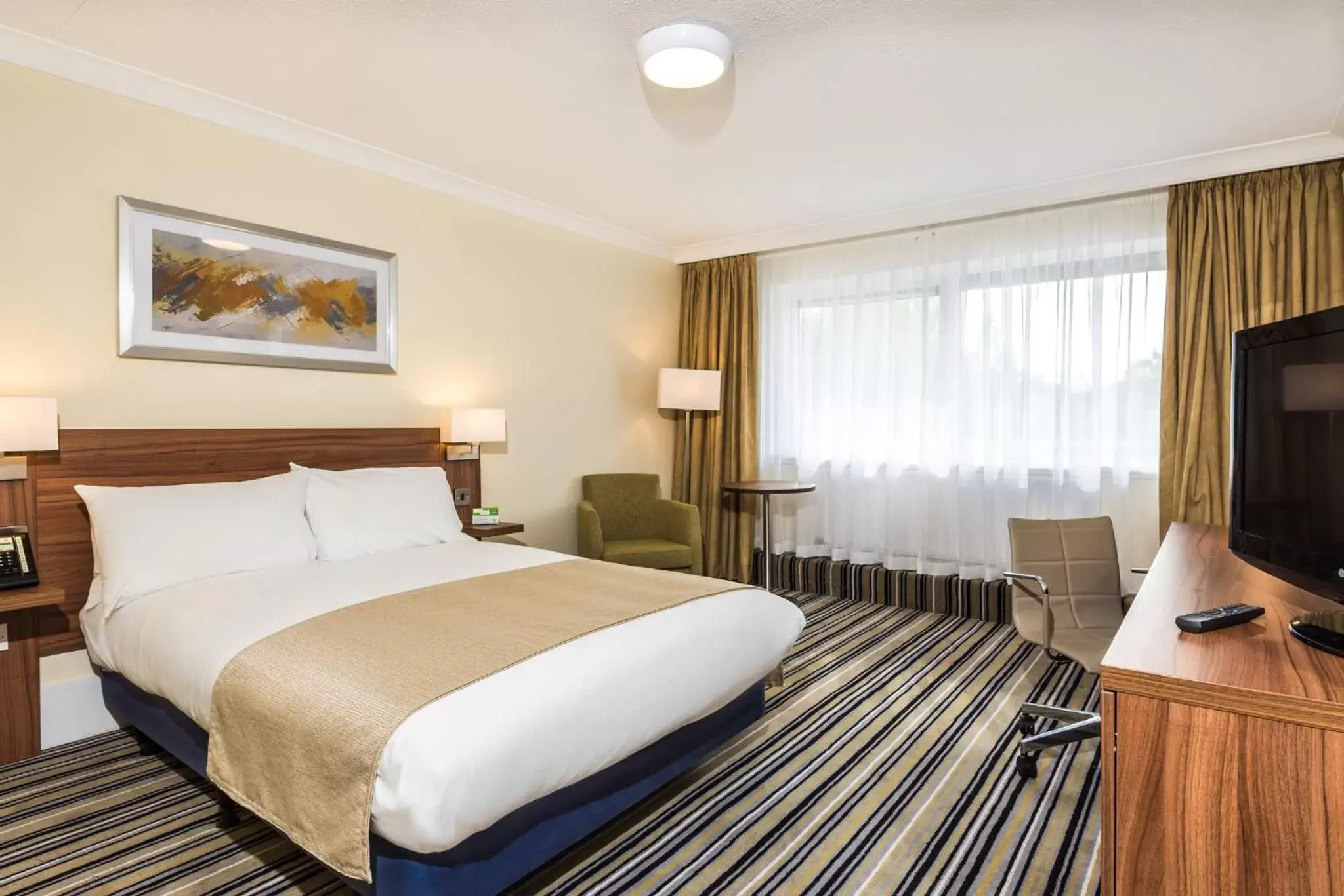 Photo of the whole room, Bed in Holiday Inn Reading West, an IHG Hotel