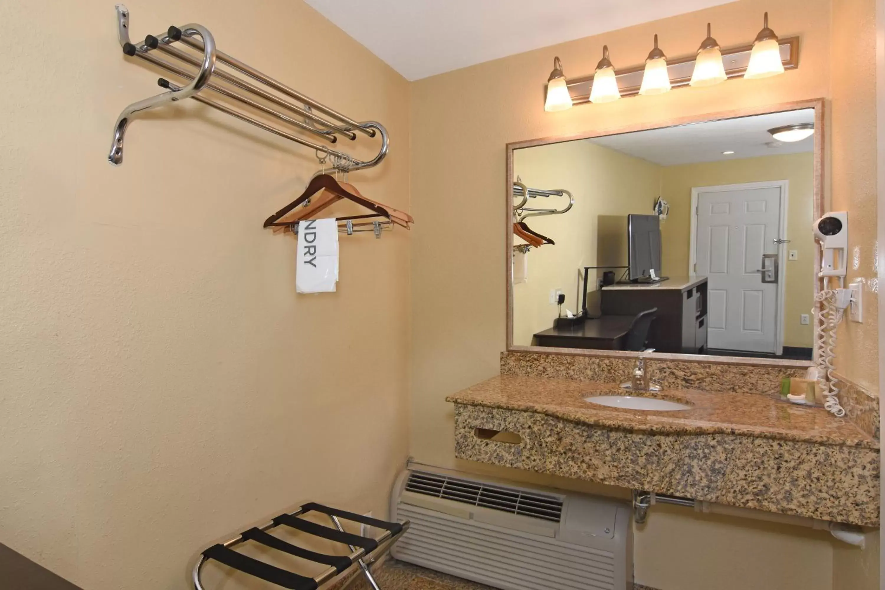 Bathroom in Ardsley Acres Hotel Court