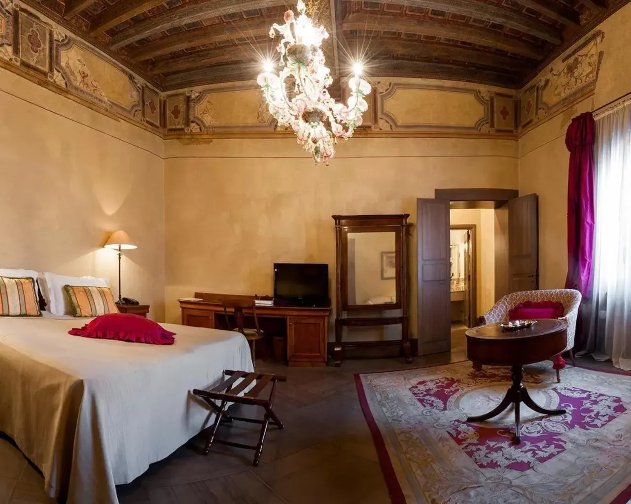 TV/Entertainment Center in Albergo Cappello