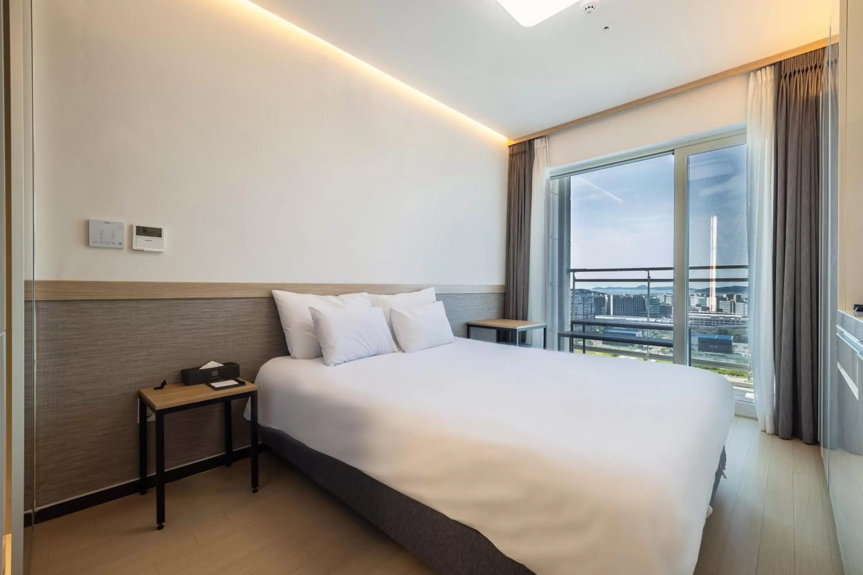 Bed in Skytop Hotel Incheon Airport