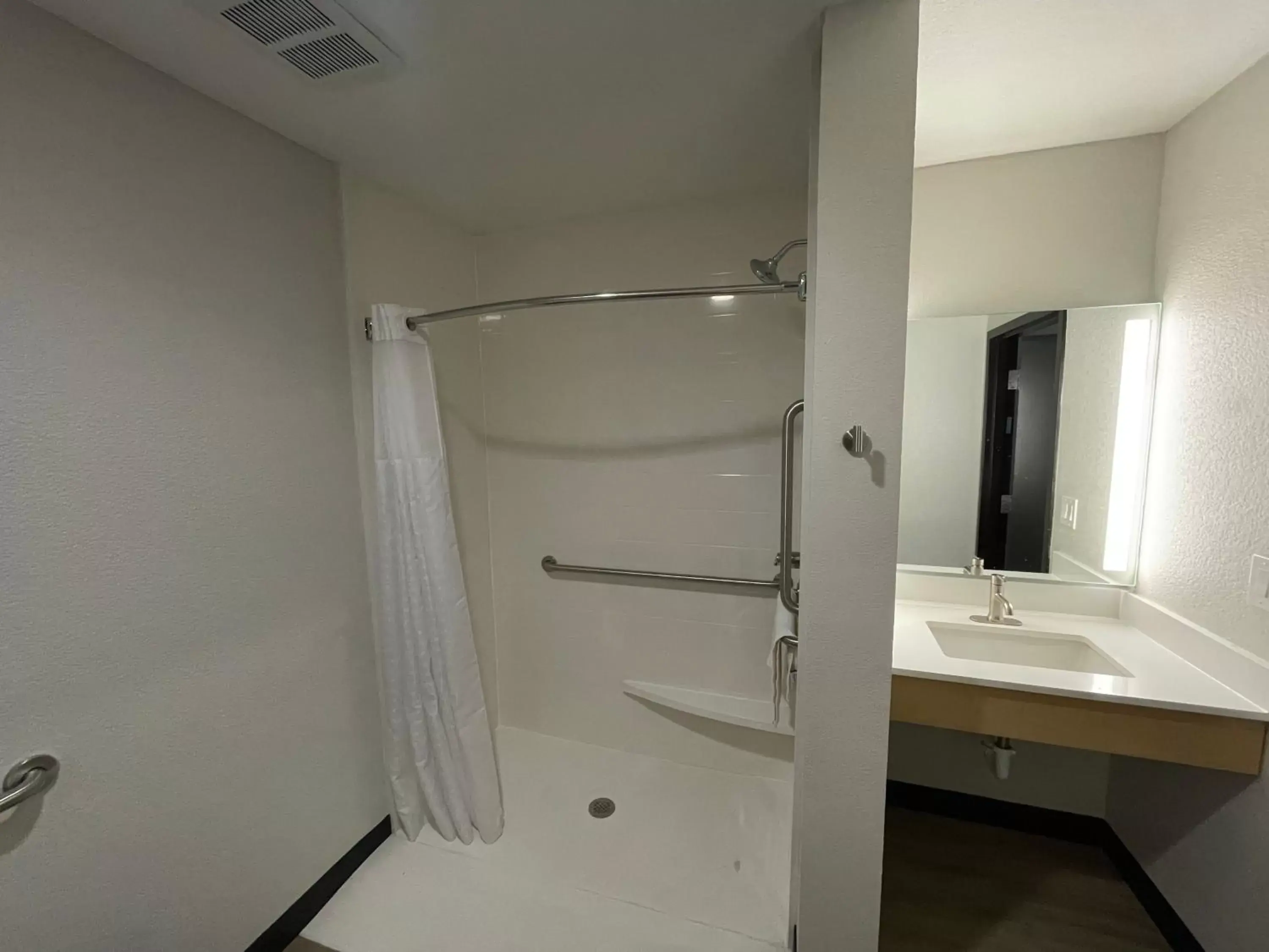 Bathroom in La Quinta Inn & Suites by Wyndham Augusta Near Fort Gordon