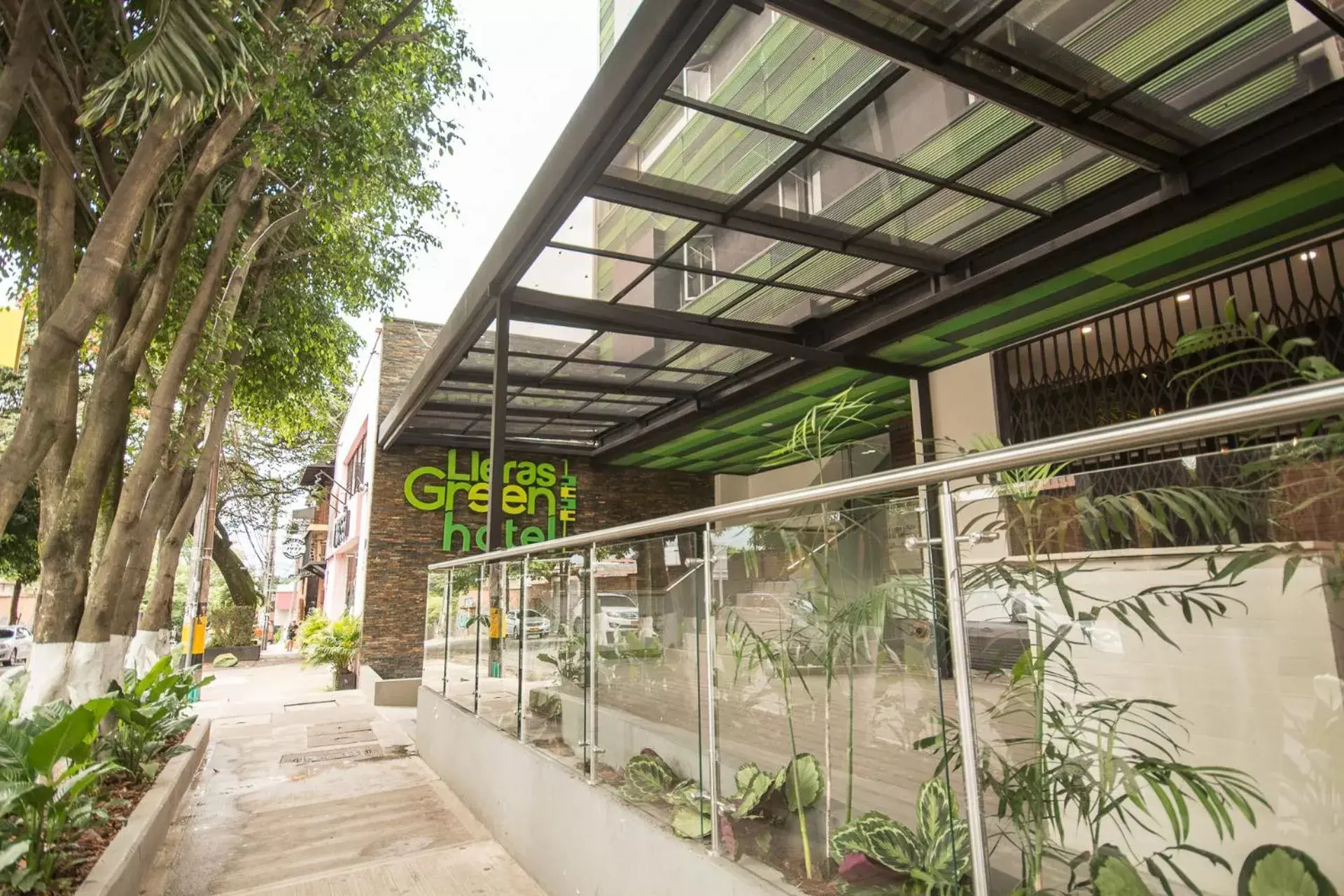 Facade/entrance in Lleras Green Hotel