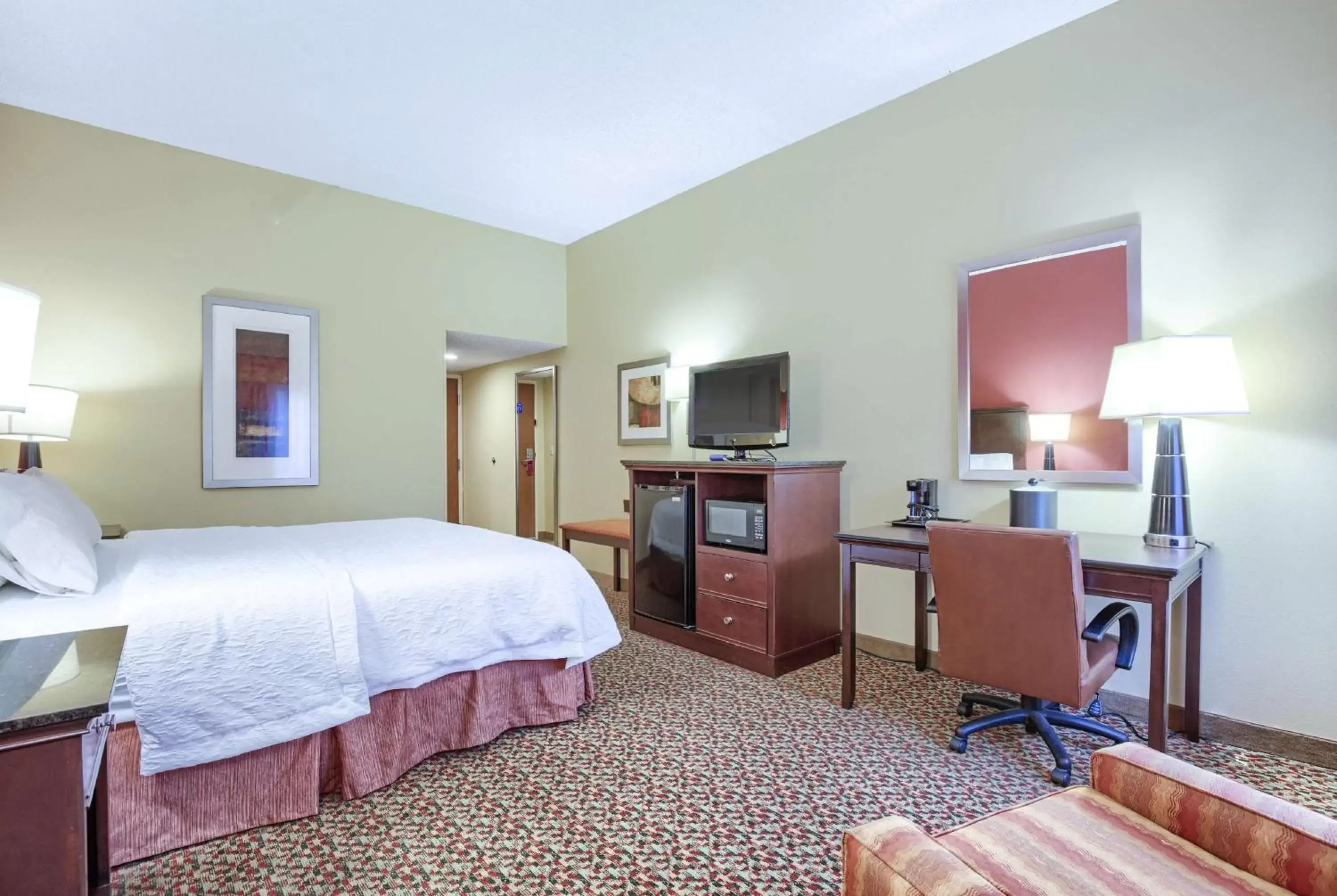 Bedroom, TV/Entertainment Center in Hampton Inn Mobile-I-10/Bellingrath Gardens