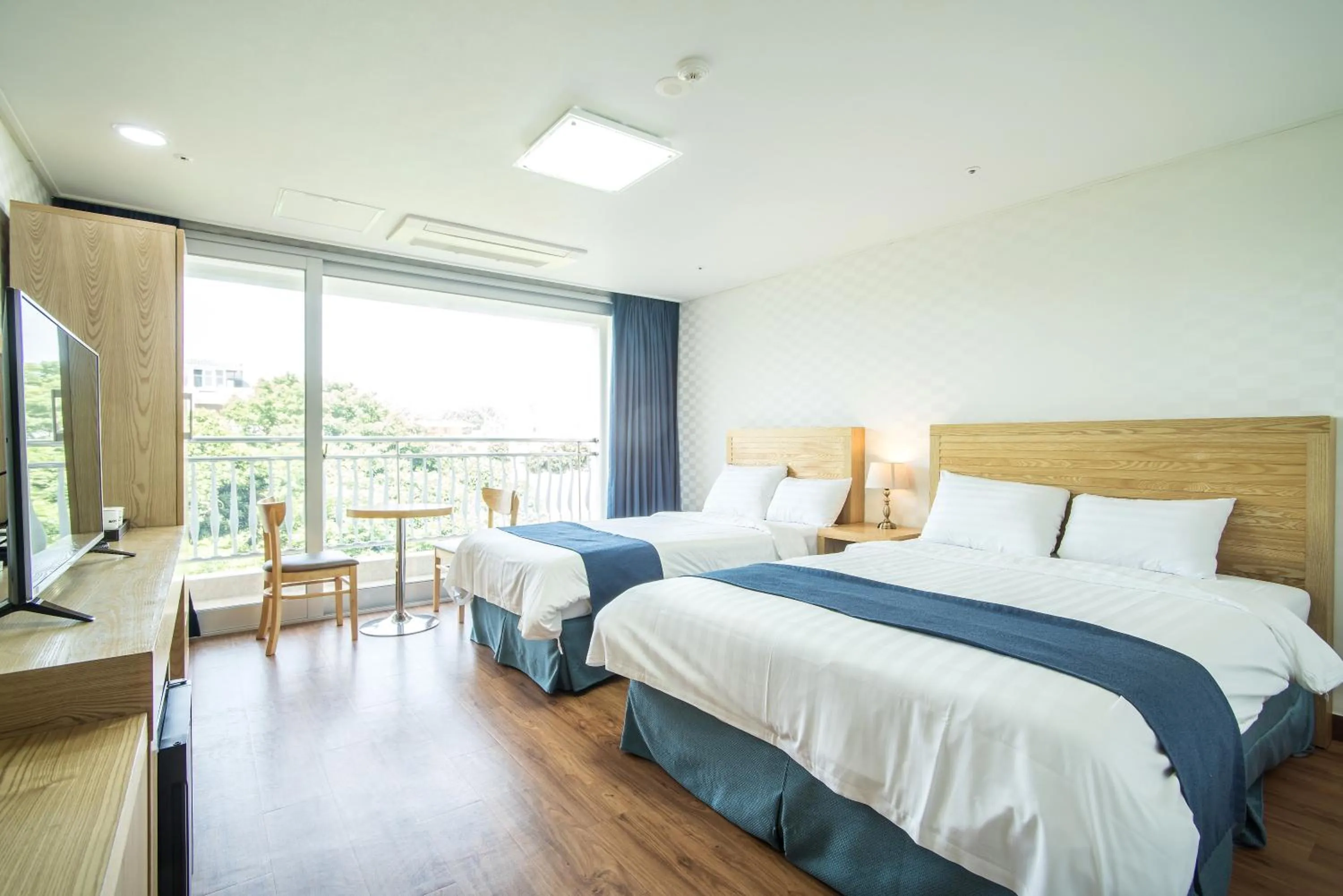 Balcony/Terrace, Bed in Breeze Bay Hotel