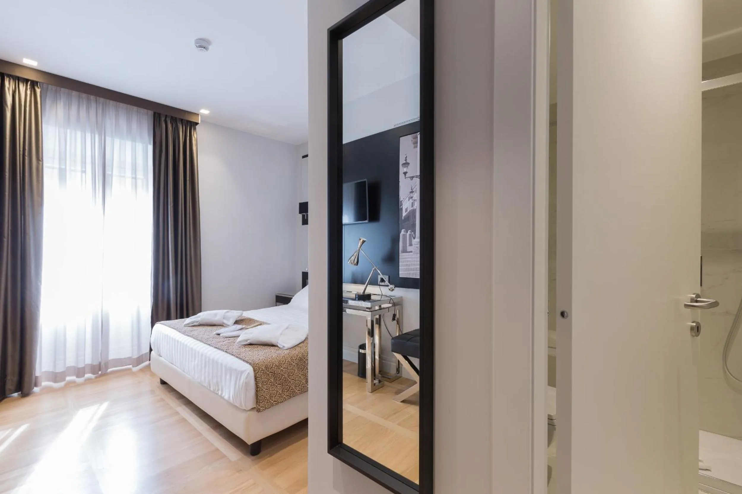 Bedroom, Bed in Floris Hotel