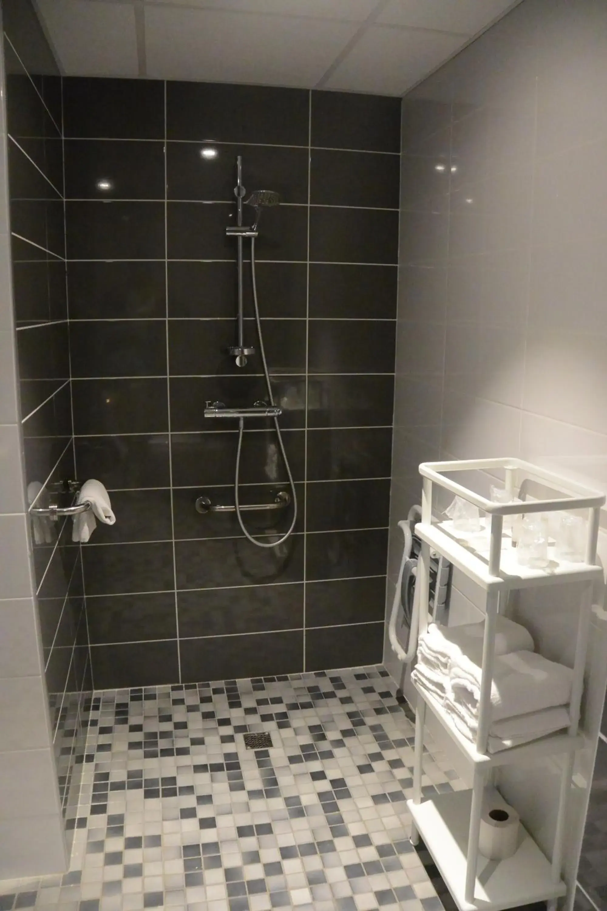 Shower, Bathroom in Kyriad Direct Tours Sud - Chambray Lès Tours