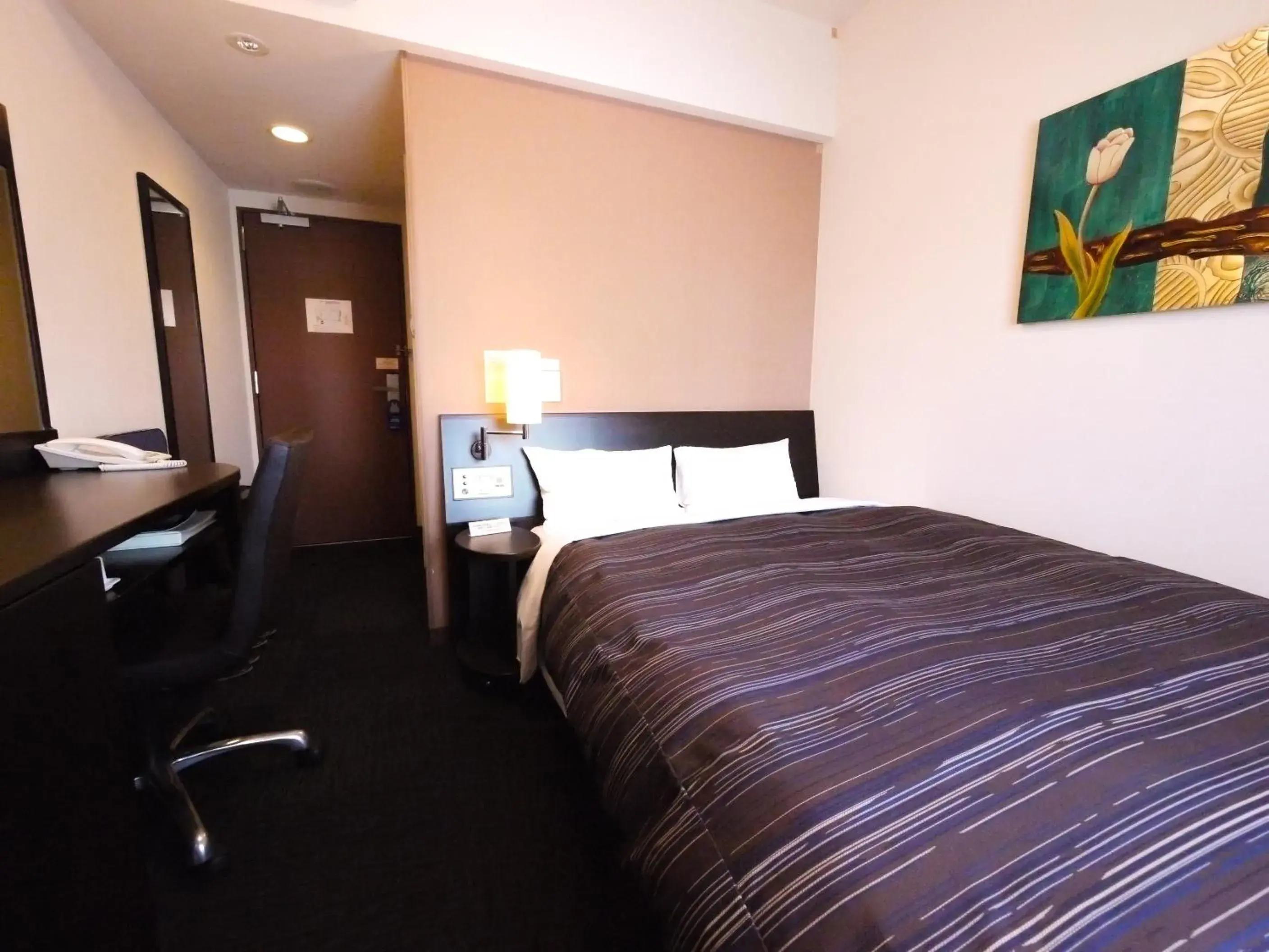 Bed in Hotel Route-Inn Yokohama Bashamichi