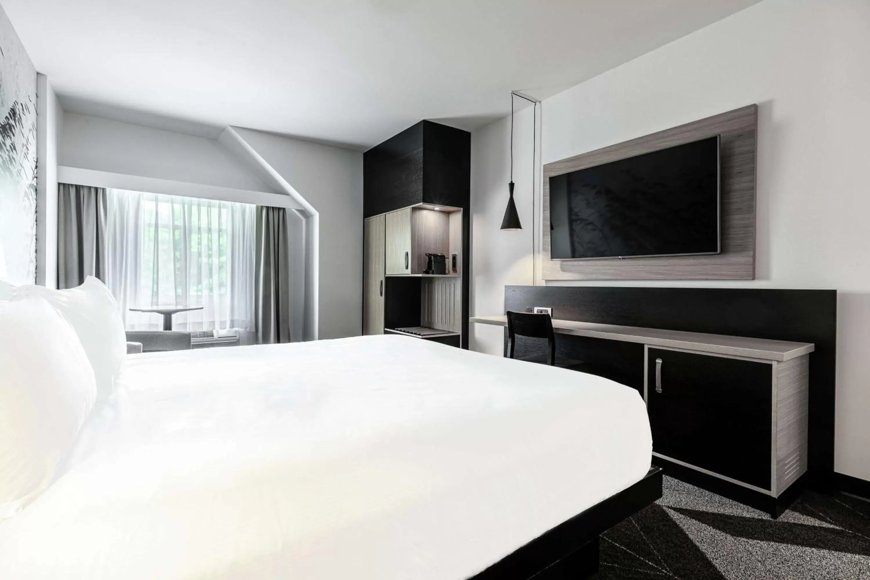 Bedroom, Bed in DoubleTree by Hilton Quebec Resort