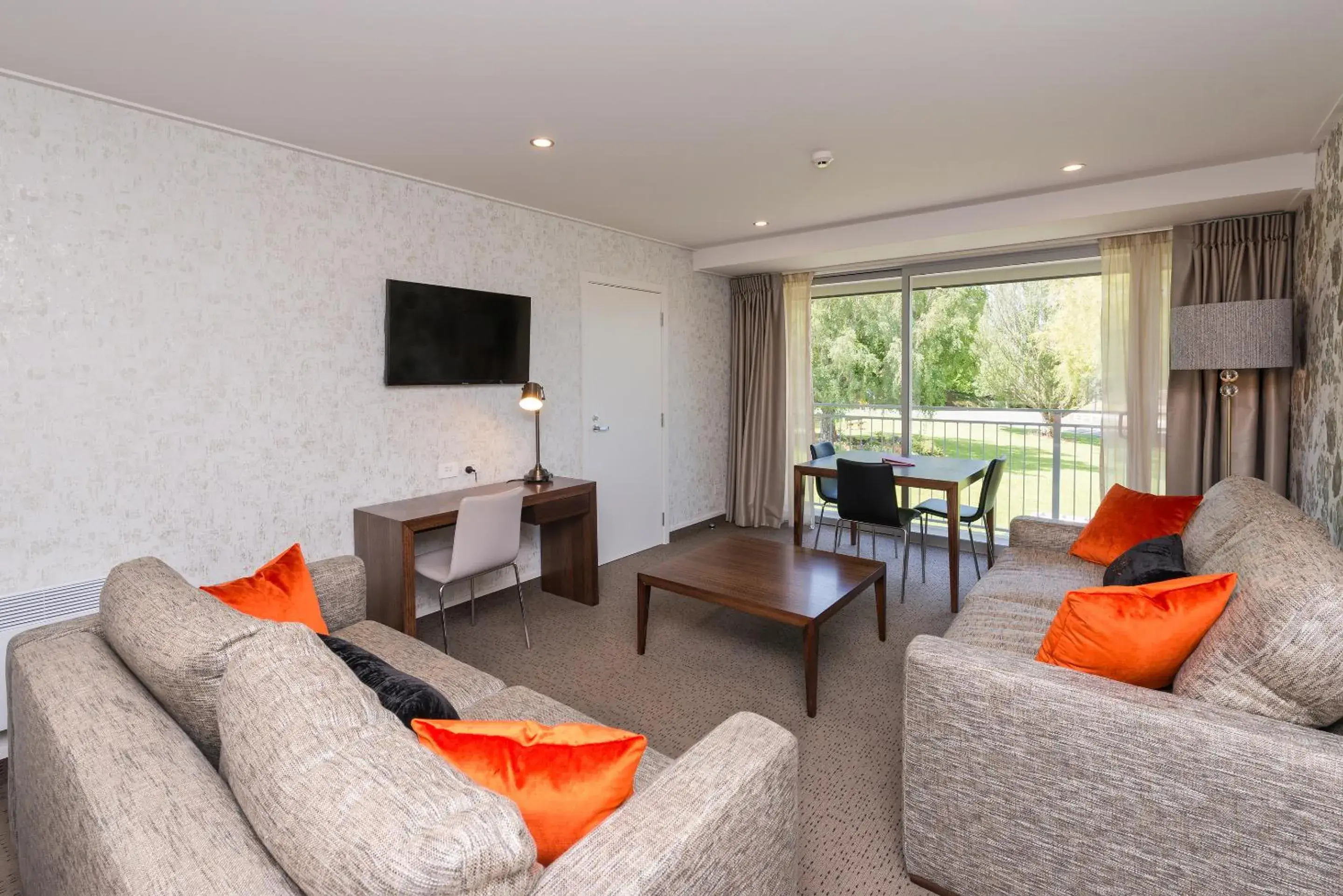 Living room, Seating Area in Heartland Hotel Croydon