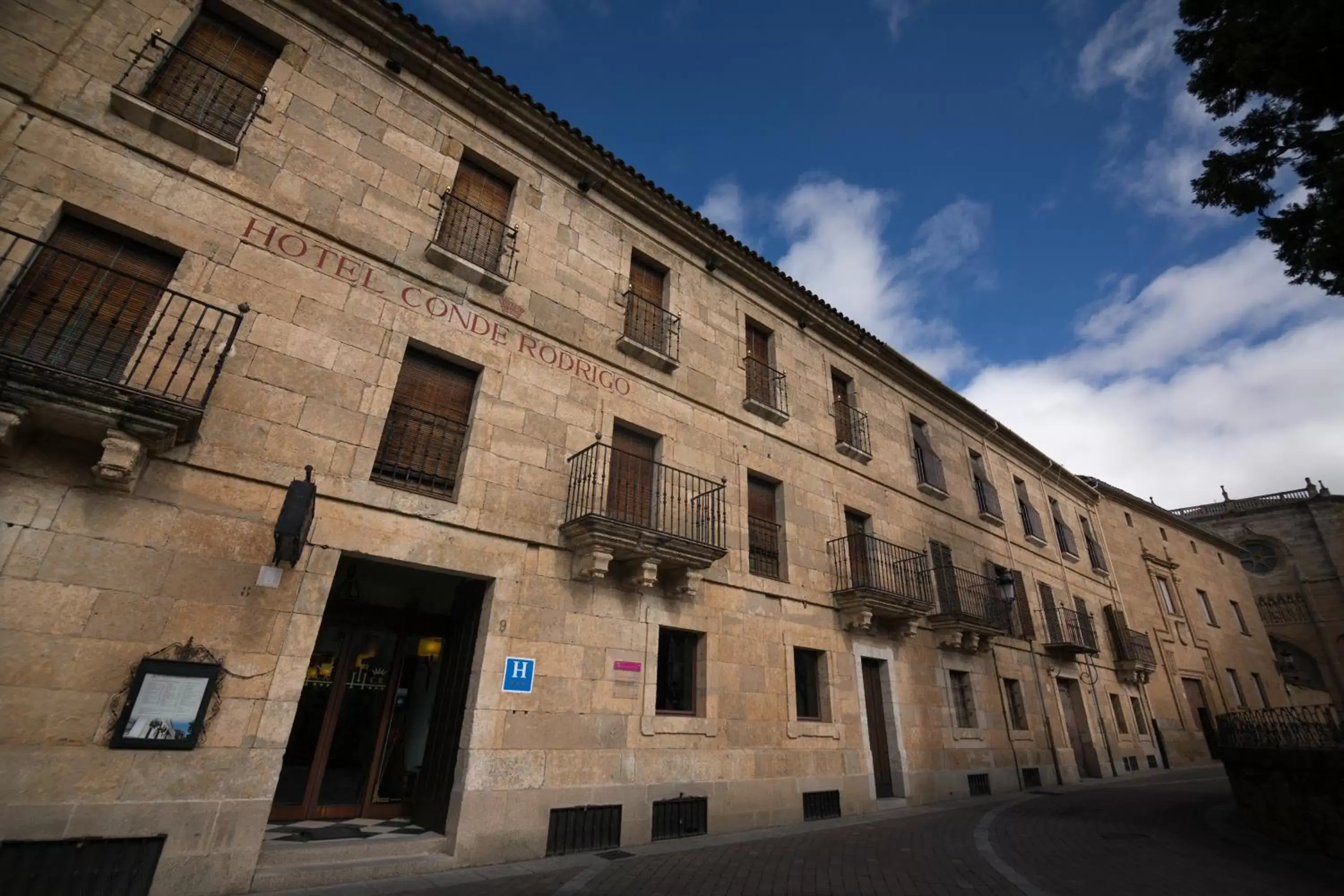 Facade/entrance, Property Building in Crisol Conde Rodrigo