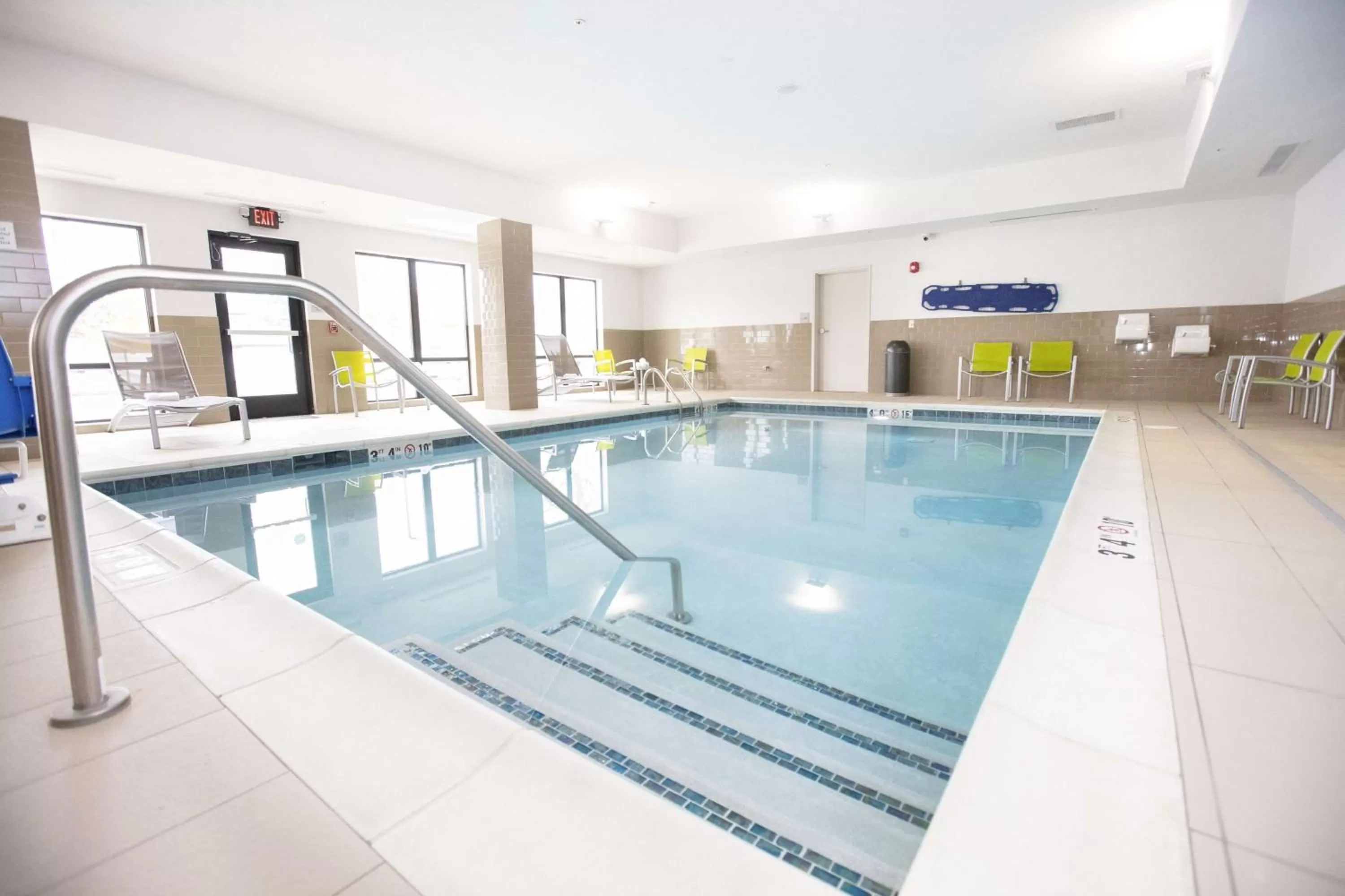 Swimming pool in Hampton Inn Toledo Oregon