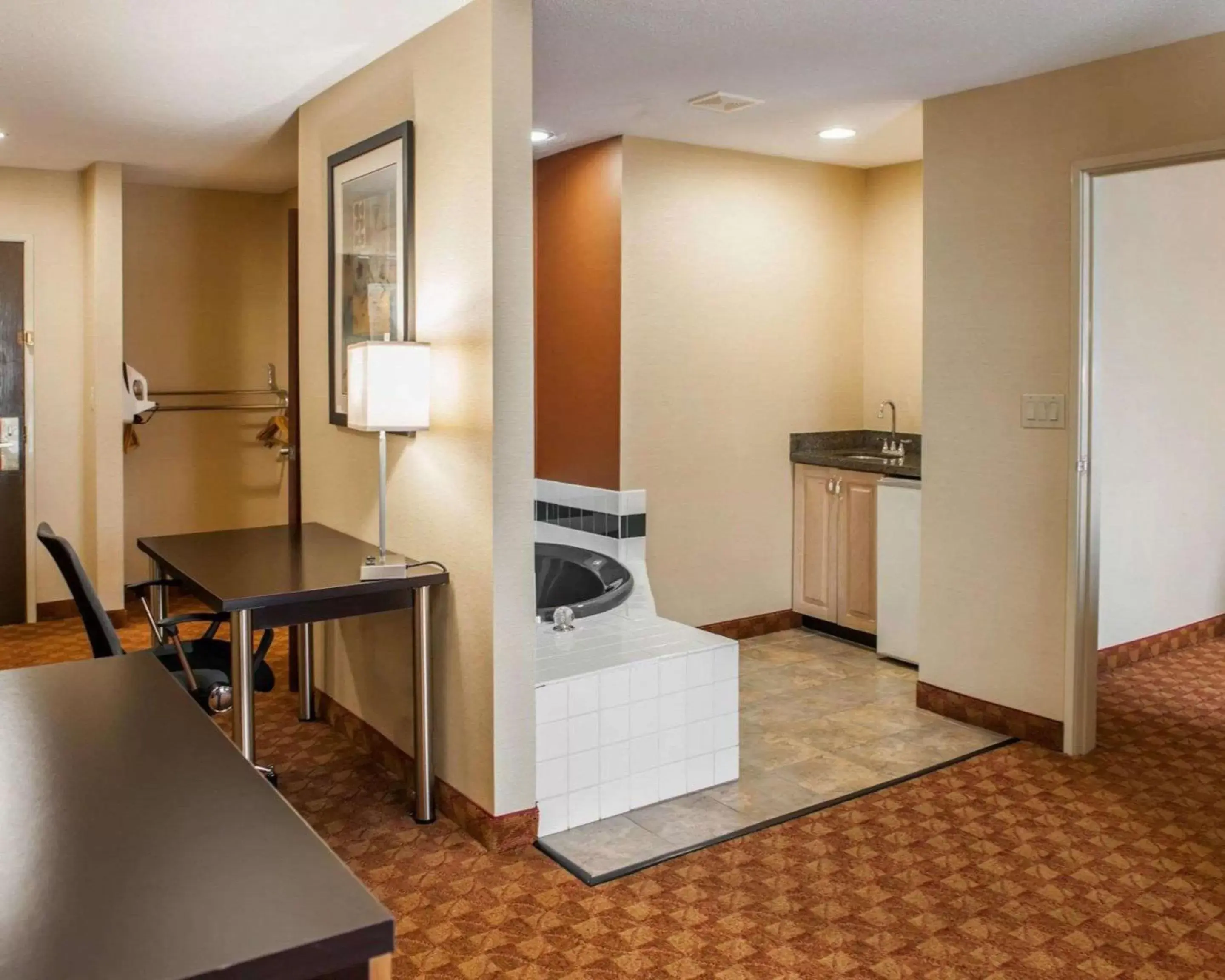Photo of the whole room, Kitchen/Kitchenette in Quality Inn Franklin I-65