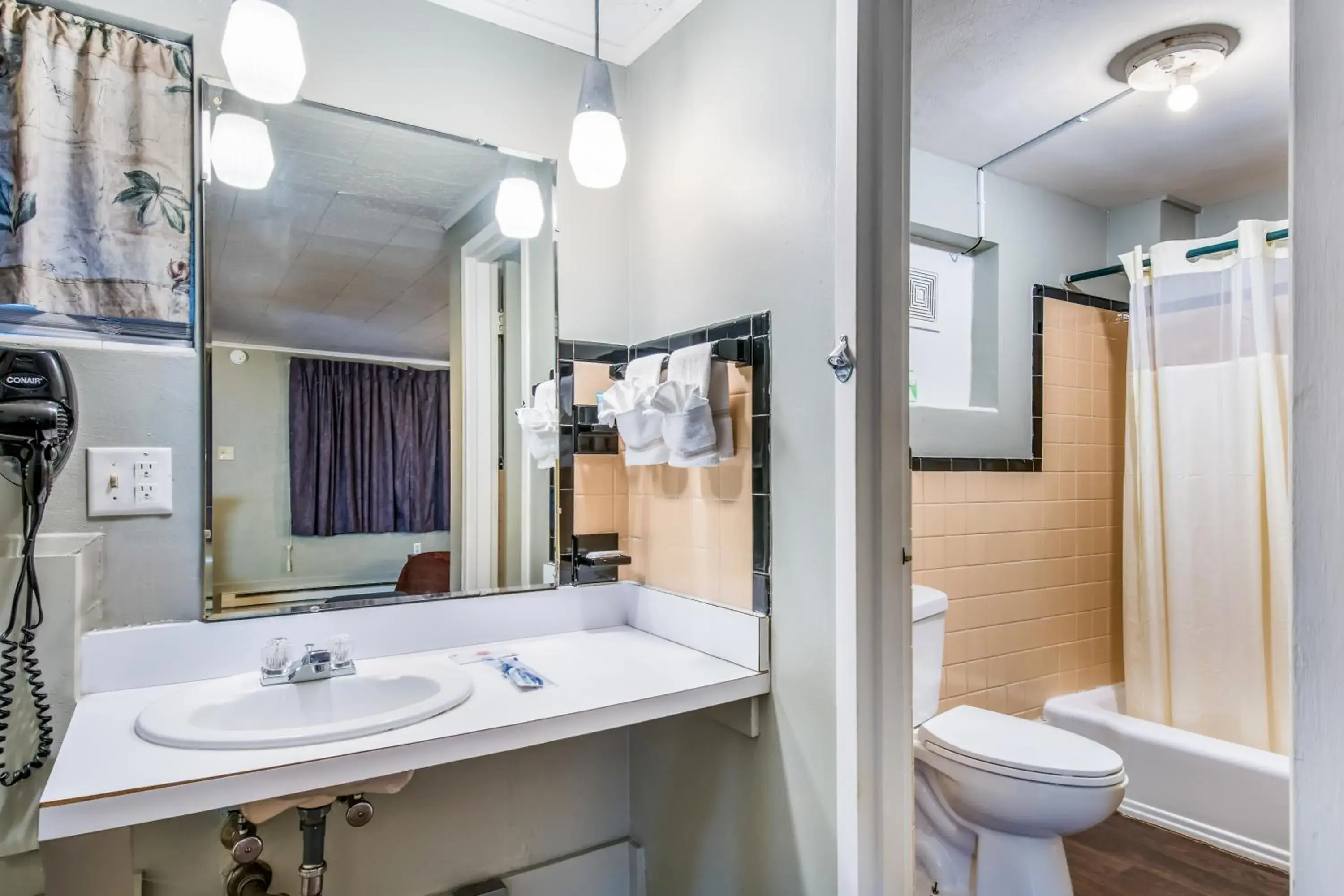 Bathroom in Highland Inn New Cumberland