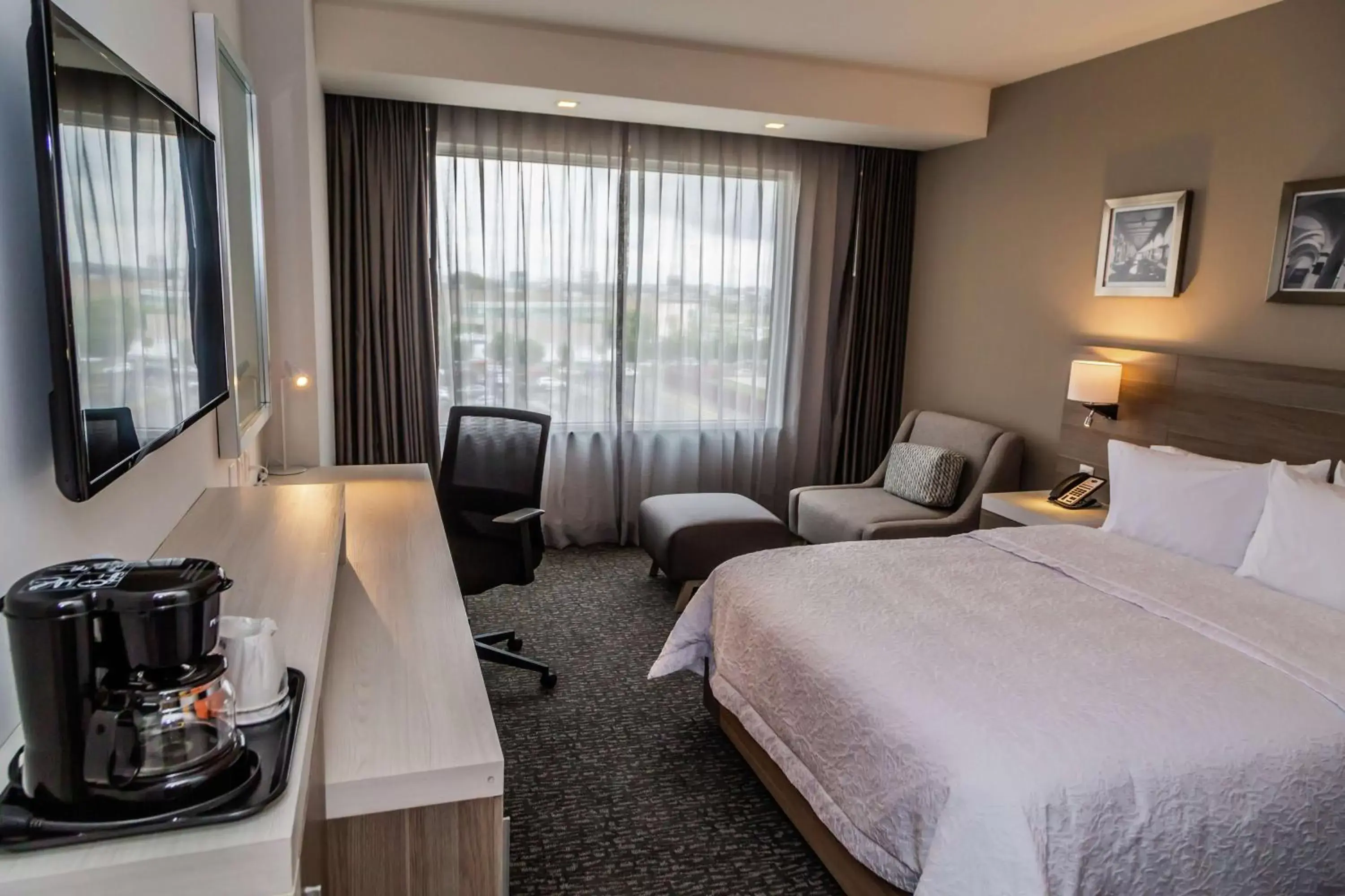 Bedroom in Hampton Inn & Suites By Hilton Puebla