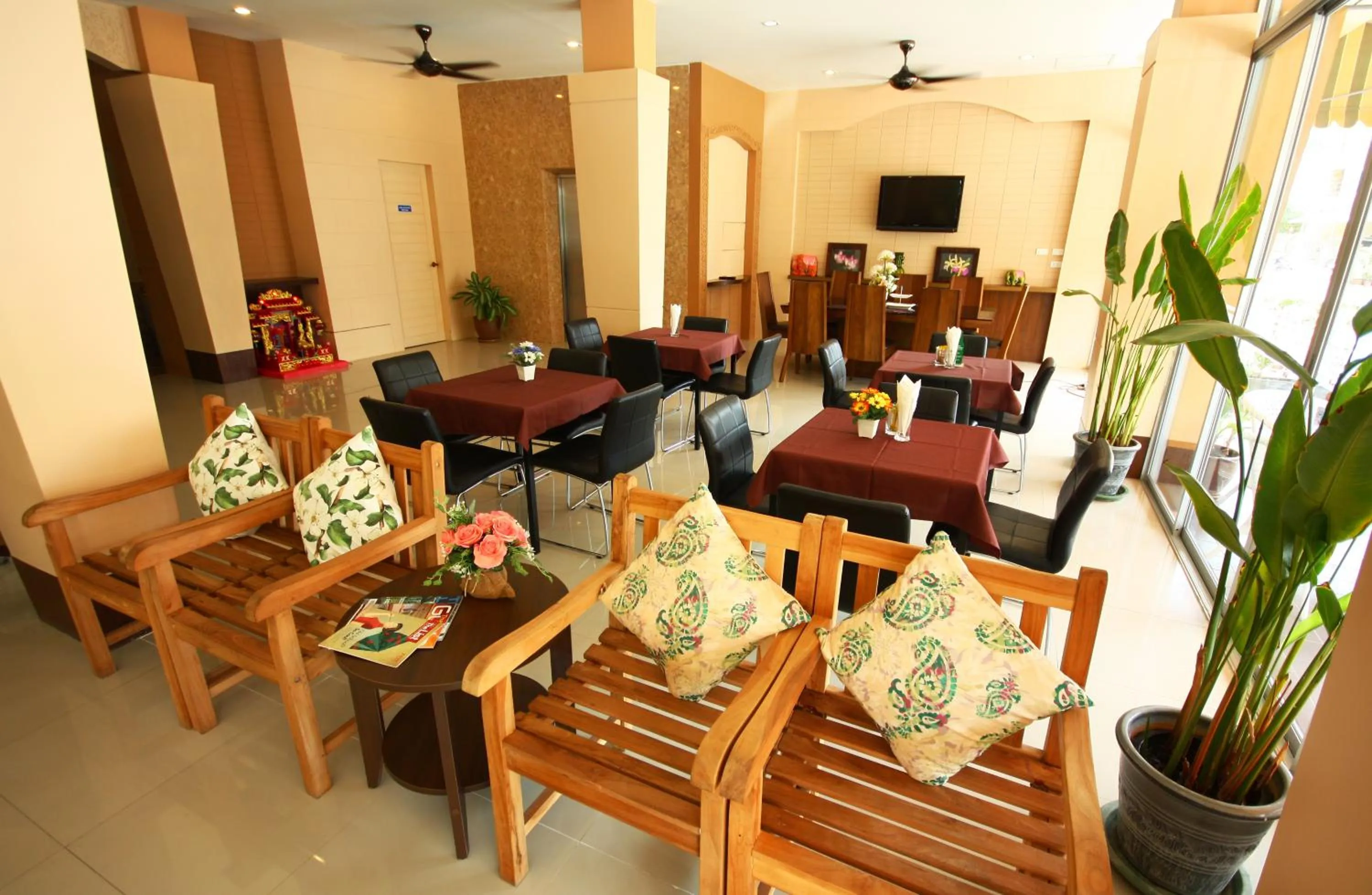 Restaurant/places to eat in Breezotel - SHA Certified