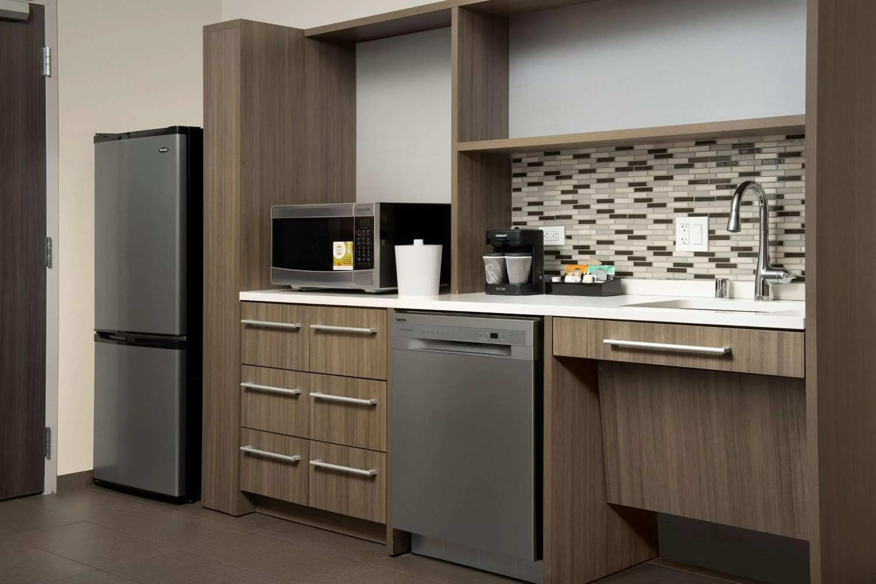 Kitchen or kitchenette, Kitchen/Kitchenette in Home2 Suites By Hilton Clovis Fresno Airport