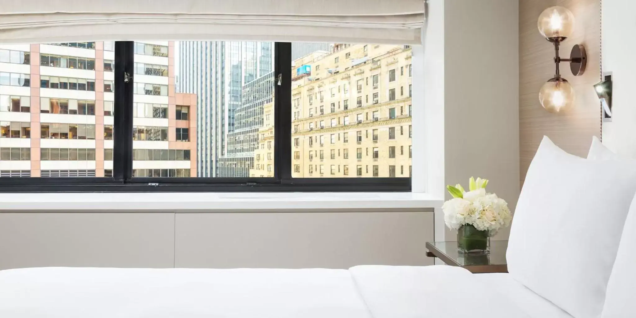 Photo of the whole room, Bed in The Manhattan at Times Square