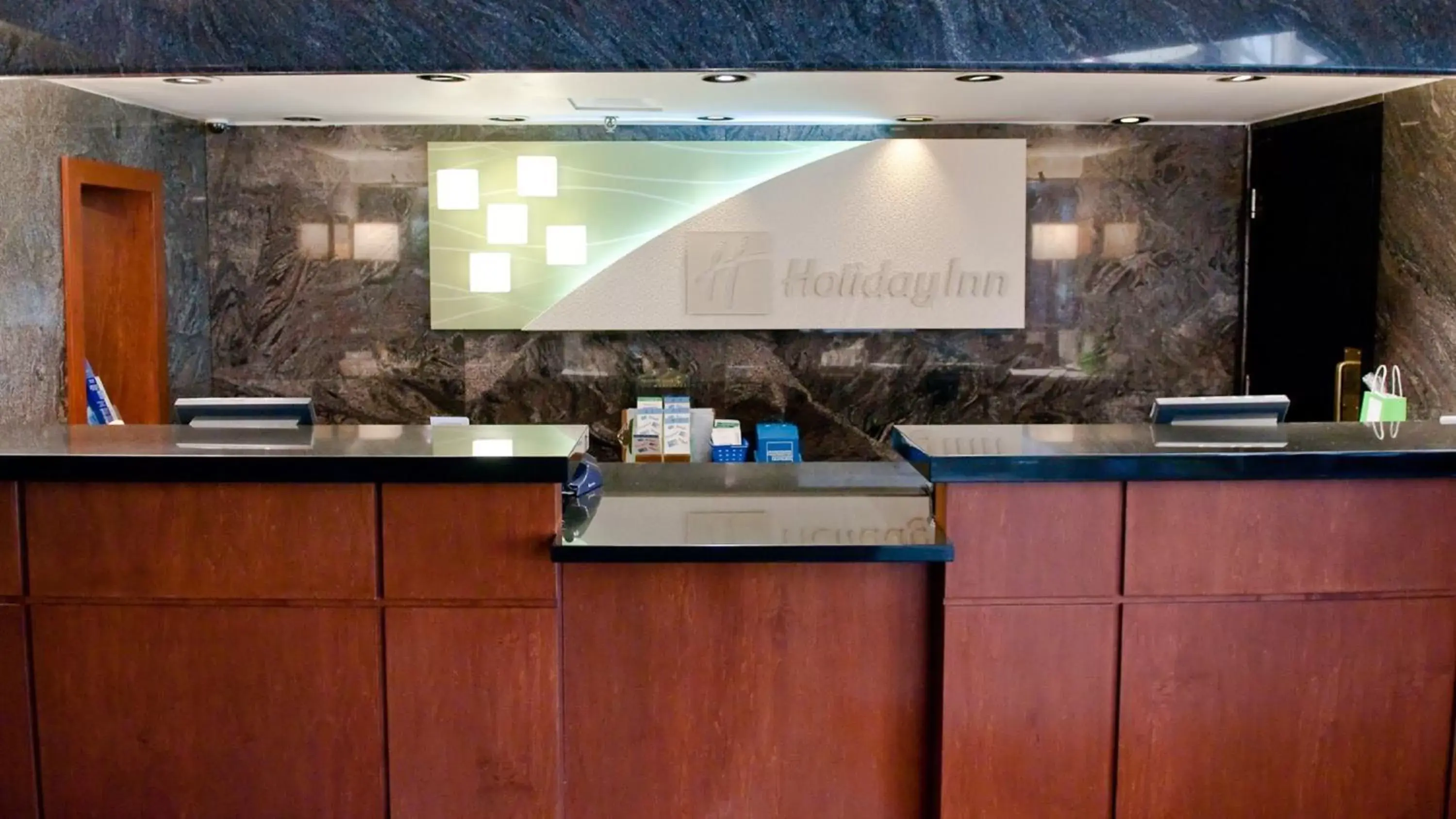 Property building, Lobby/Reception in Holiday Inn Oakville Centre, an IHG Hotel