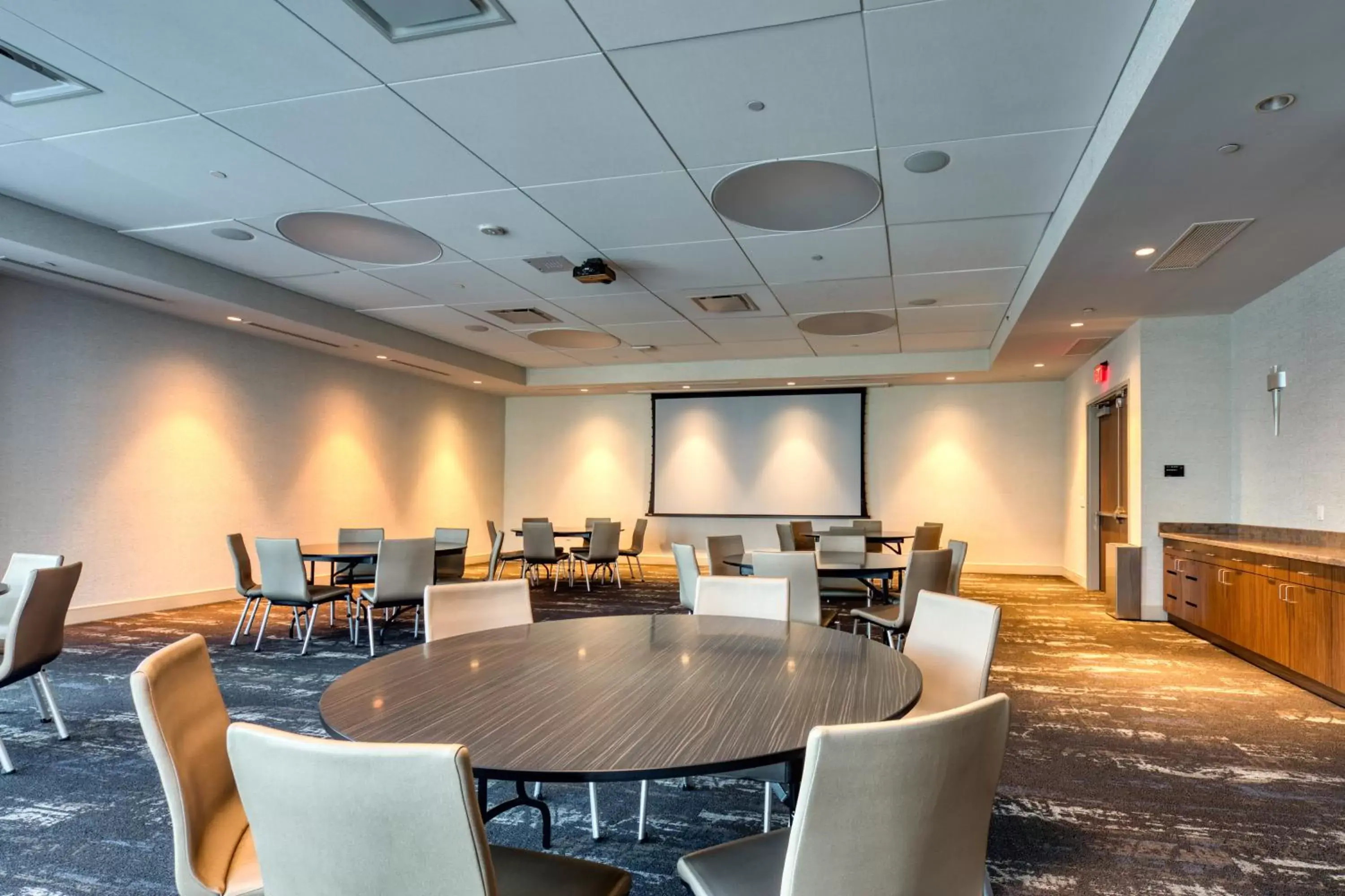 Meeting/conference room in Holiday Inn Express & Suites - Charlotte - South End, an IHG Hotel