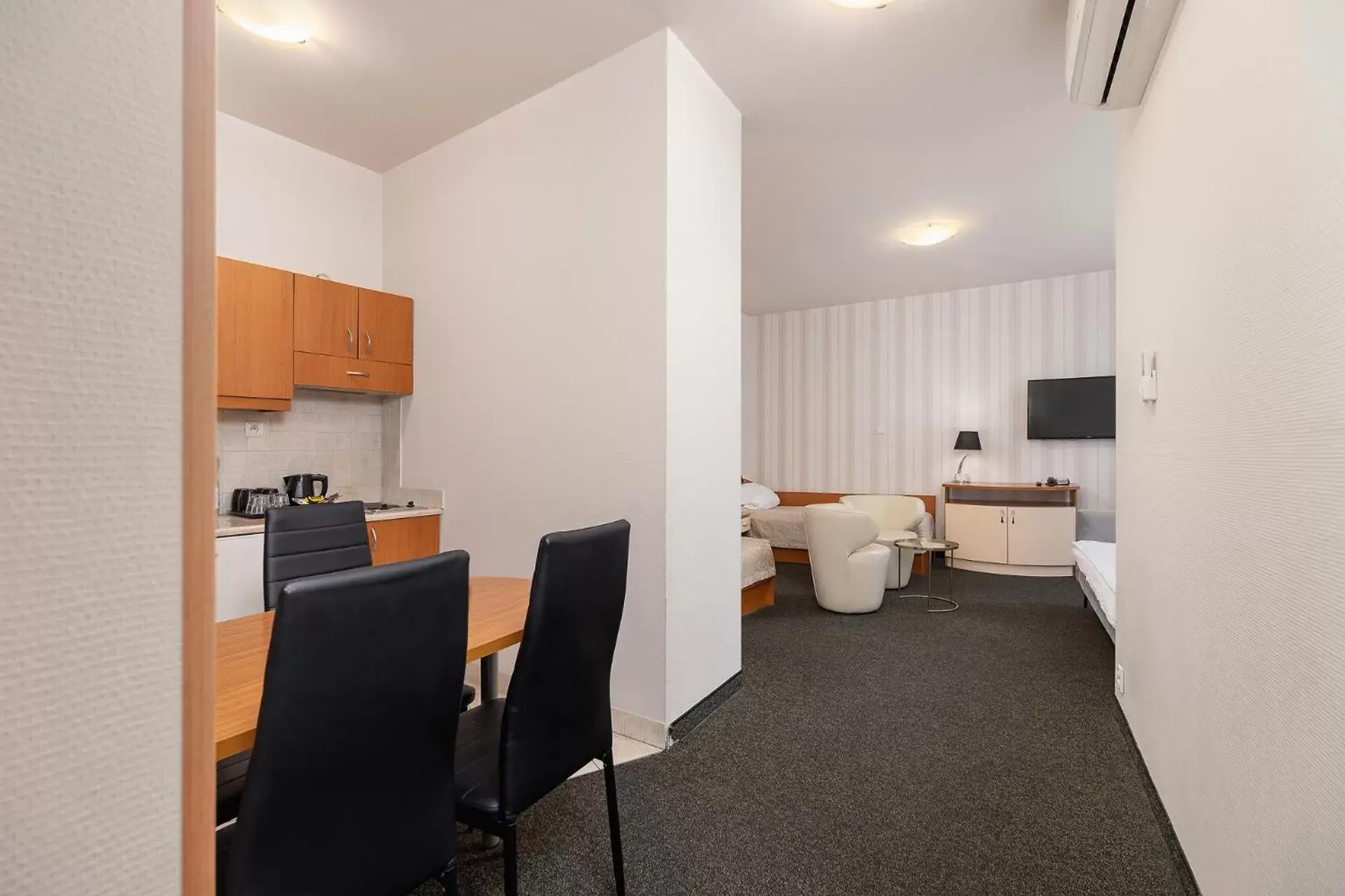 Kitchen or kitchenette, Dining Area in Hotel Atrium