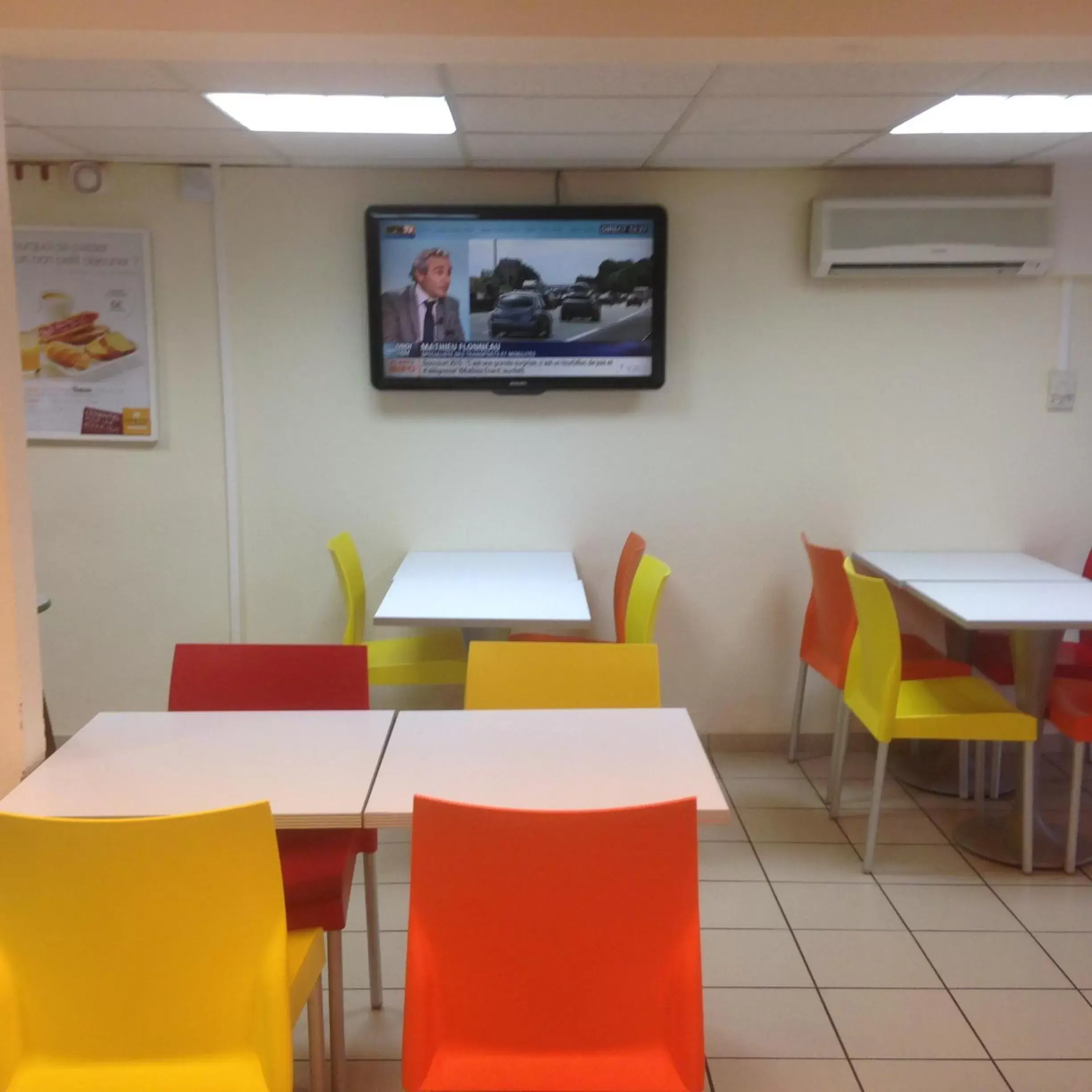 Communal lounge/ TV room, Restaurant/Places to Eat in Premiere Classe Niort Est La Creche