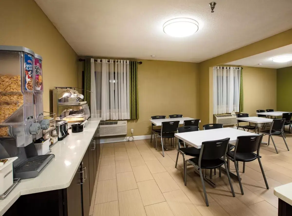 Continental breakfast, Restaurant/Places to Eat in Super 8 by Wyndham St Charles