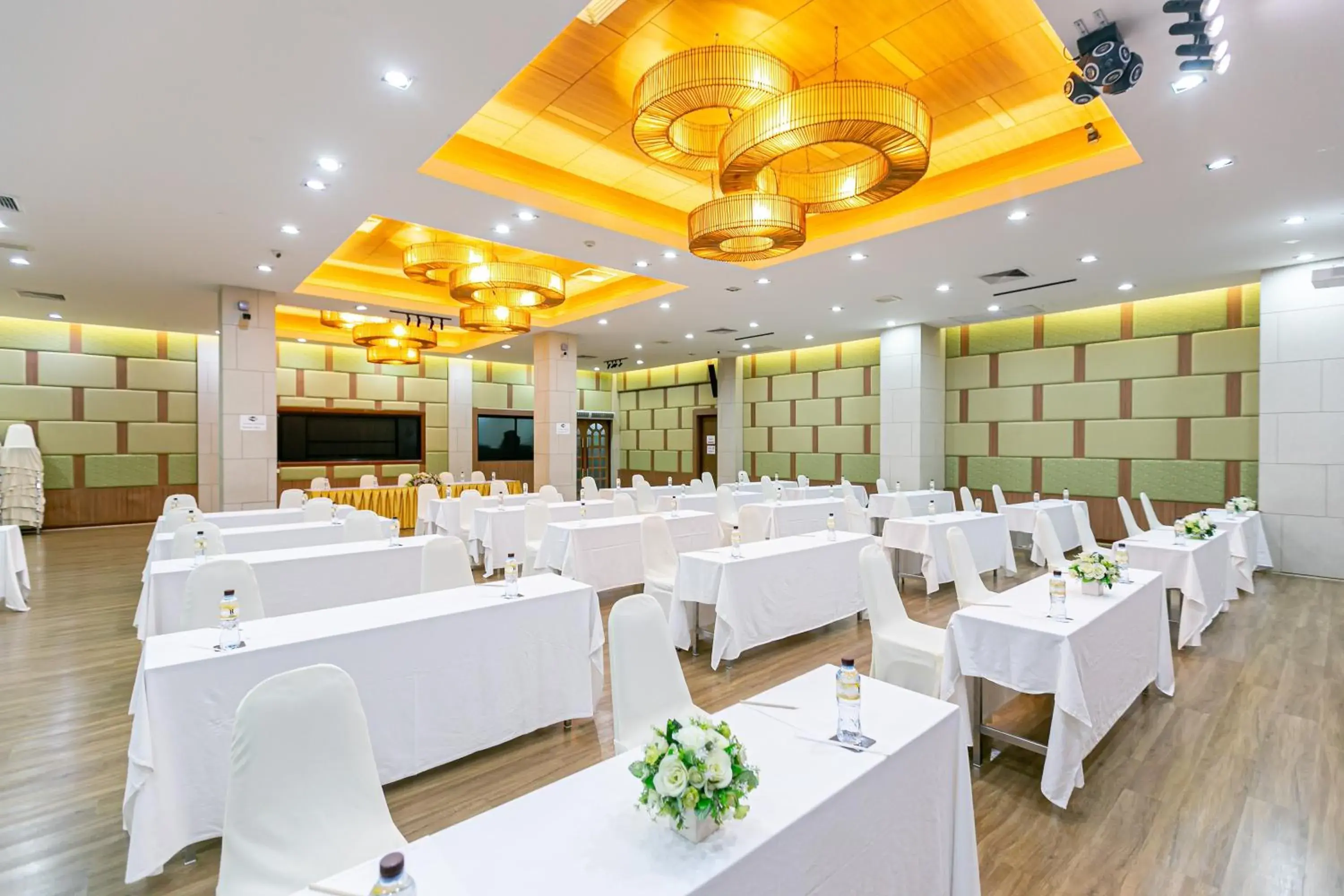 Banquet/Function facilities, Restaurant/Places to Eat in Grand Ratchapruek Hotel