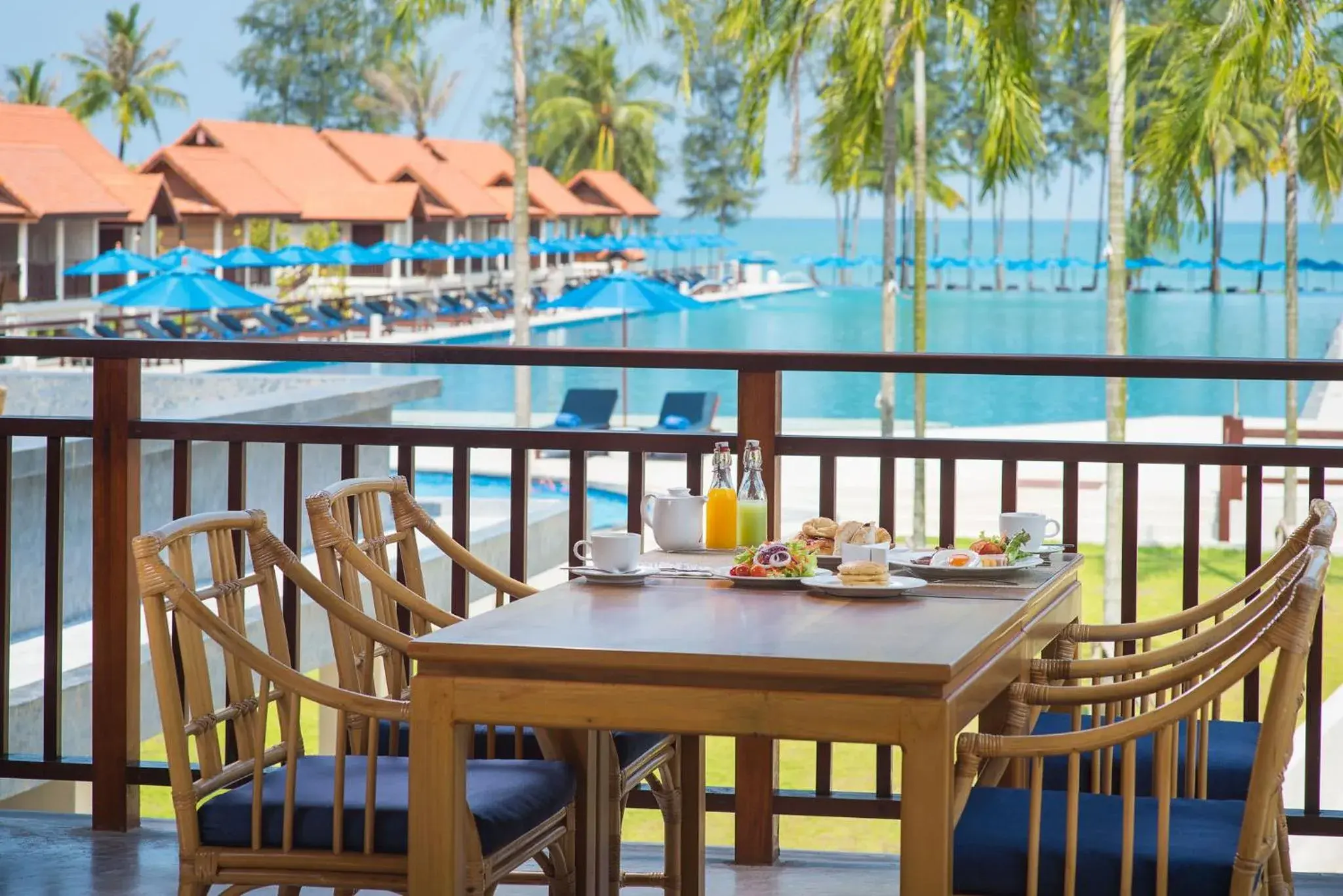 Restaurant/places to eat, Pool View in Le Menara Khao Lak