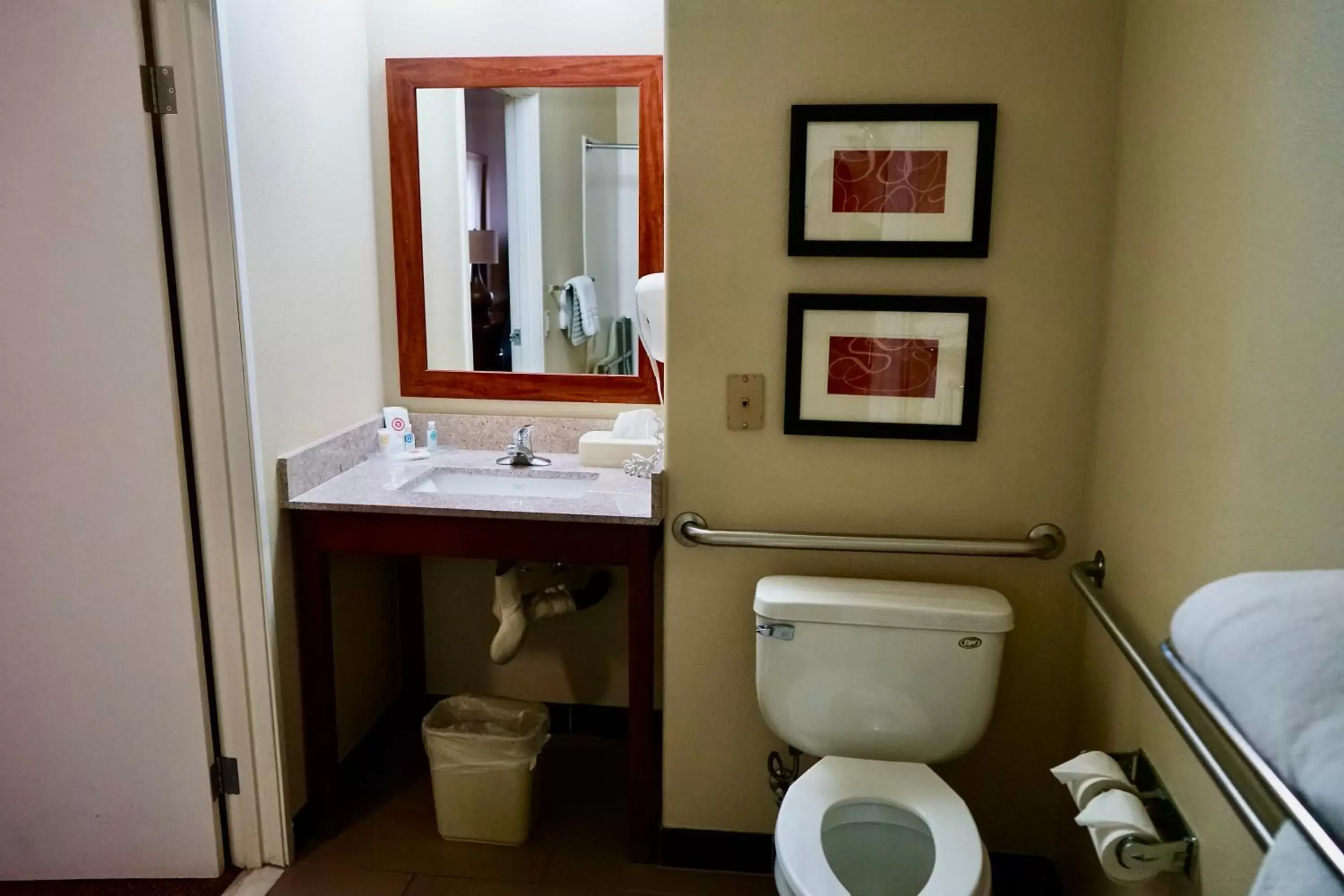 Bathroom in Comfort Suites Victorville-Hesperia