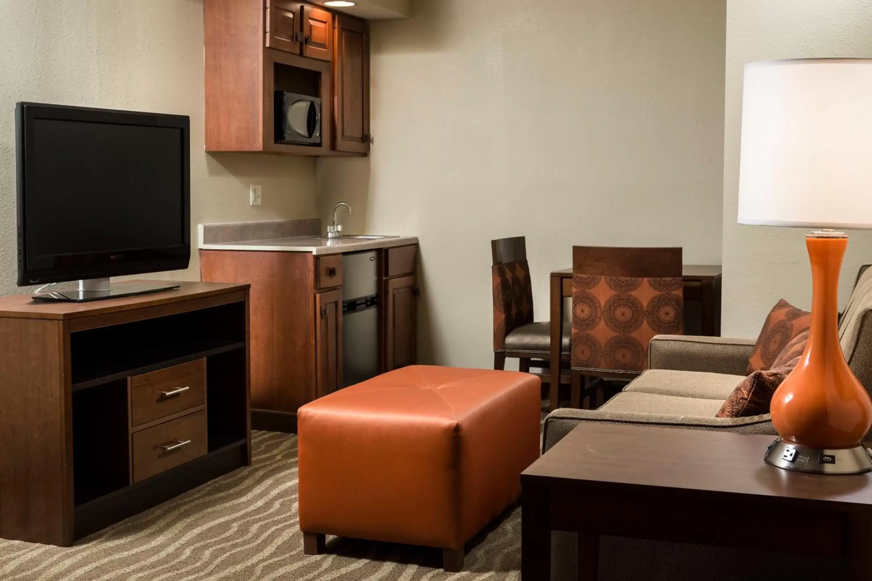 Bedroom, Seating Area in Holiday Inn Hotel & Suites Des Moines-Northwest, an IHG Hotel