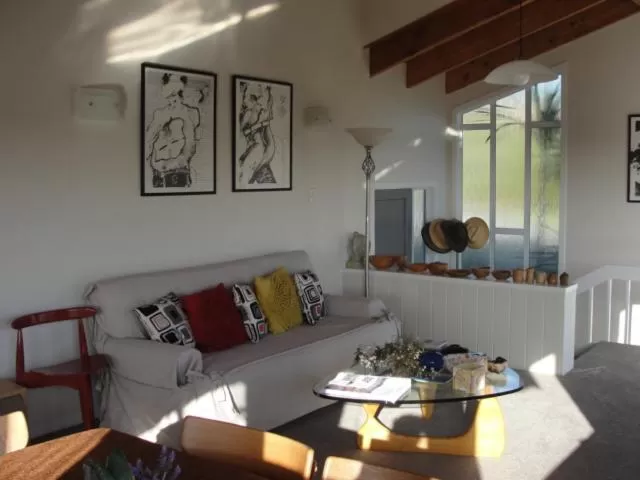 Communal lounge/ TV room, Seating Area in Leigh Panorama B&B