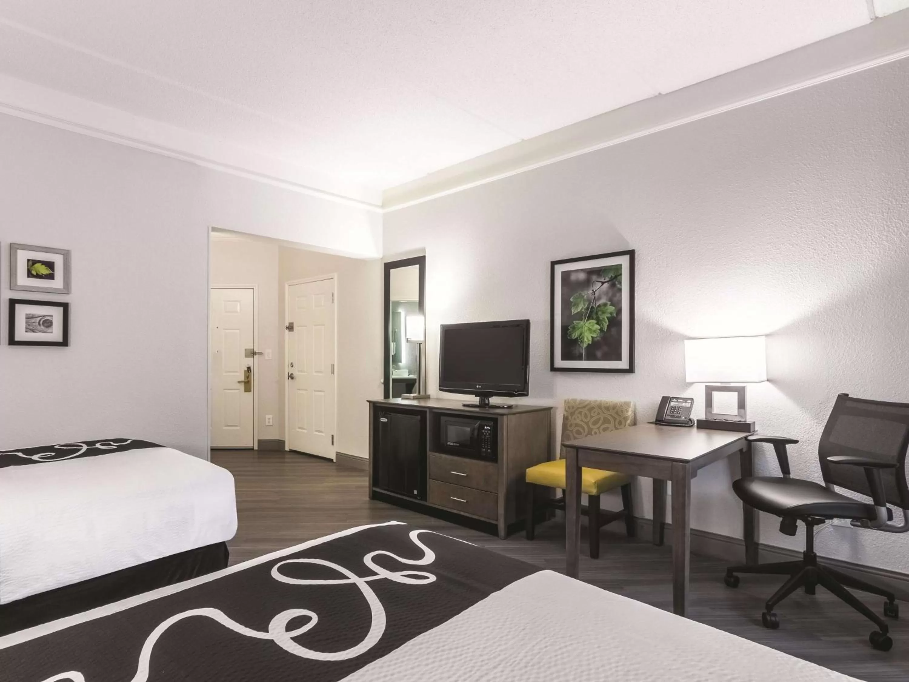 Photo of the whole room, Bed in La Quinta by Wyndham Atlanta Conyers