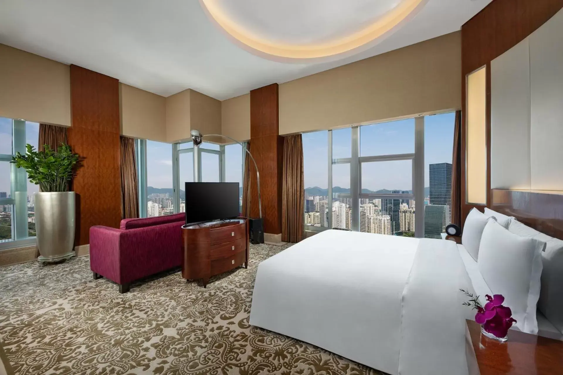 Photo of the whole room in Crowne Plaza - Shenzhen Futian, an IHG Hotel