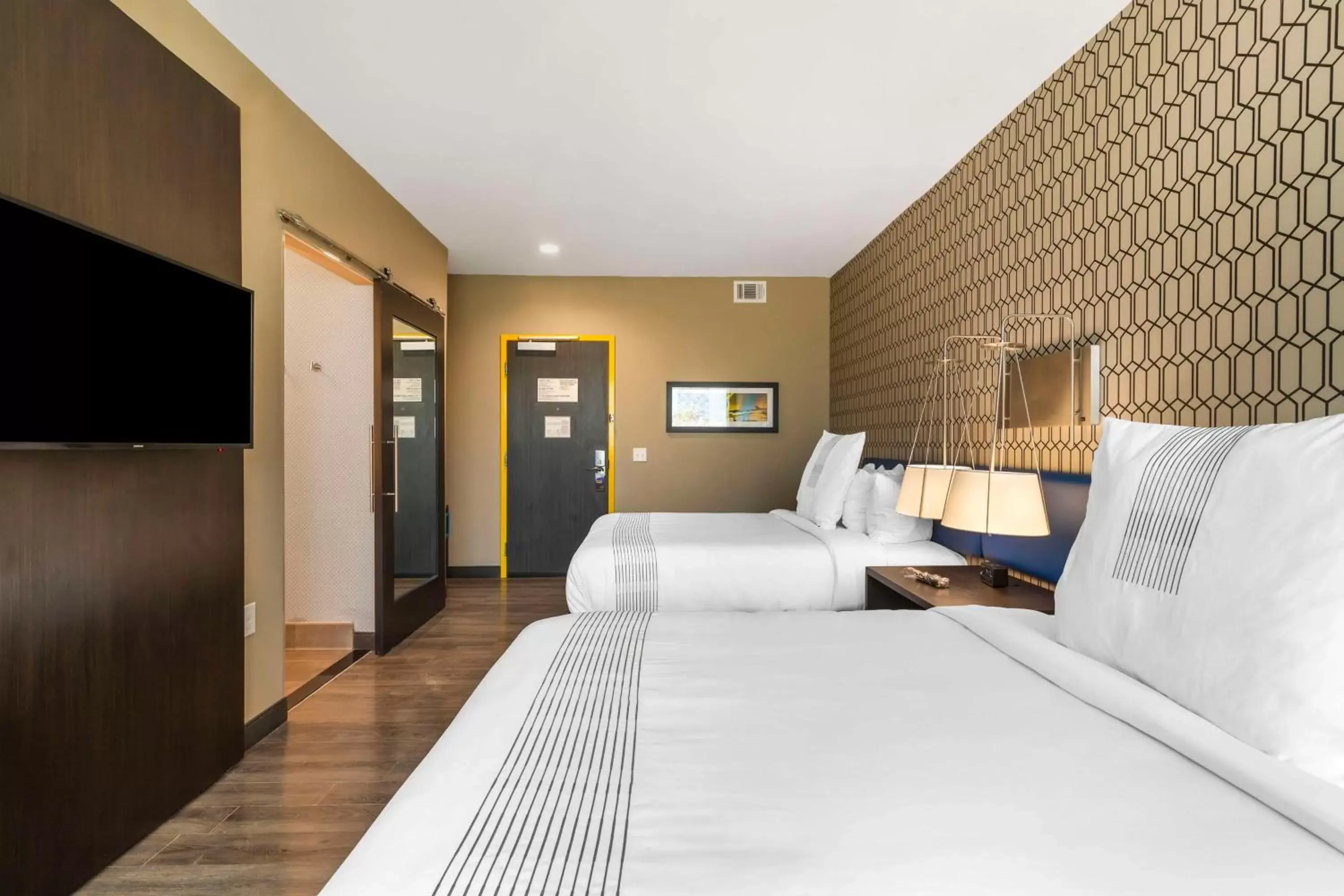 Bedroom in GLo Best Western Pooler - Savannah Airport Hotel