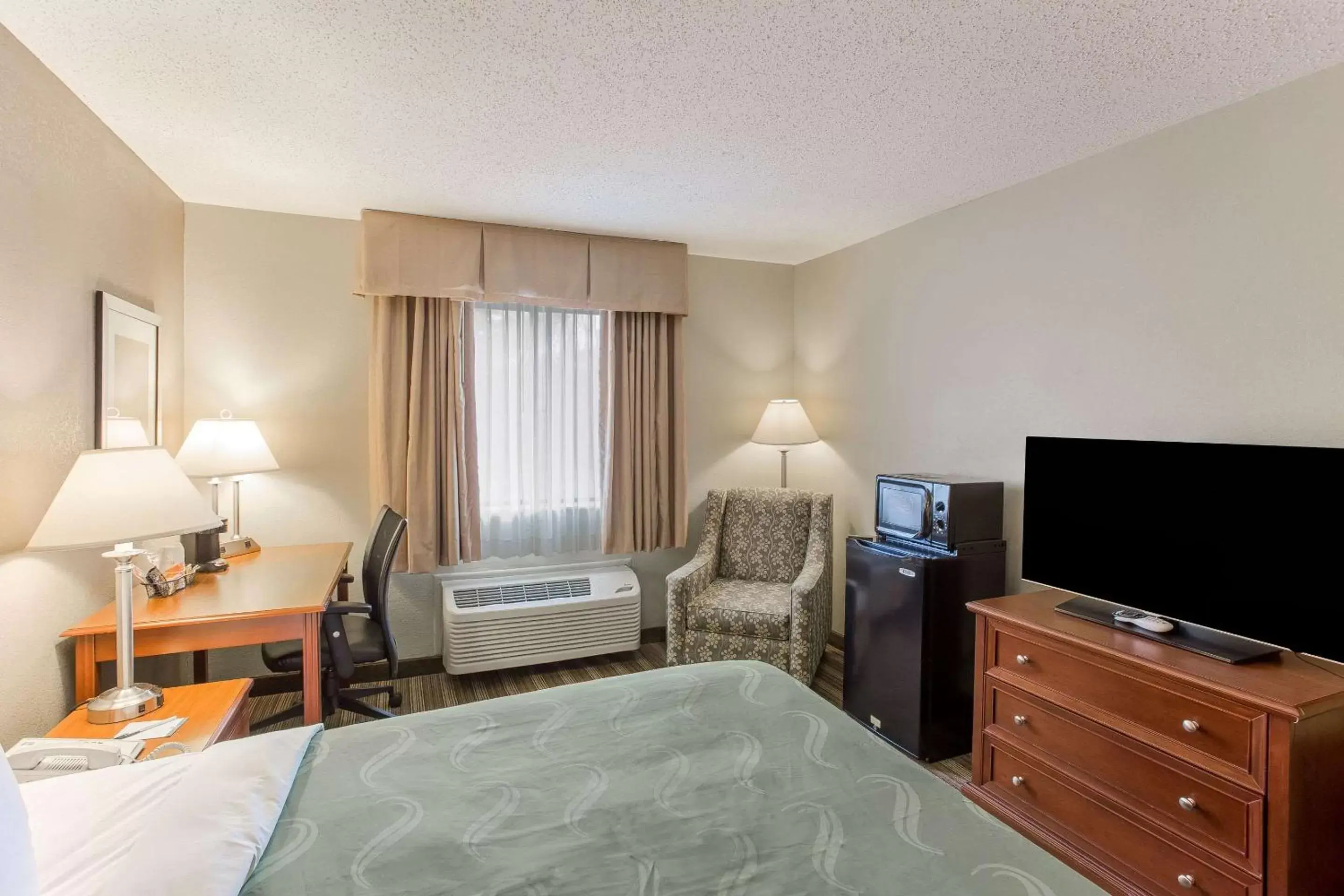 Photo of the whole room, Bed in Quality Inn Photo of the whole room, Bed in Quality Inn