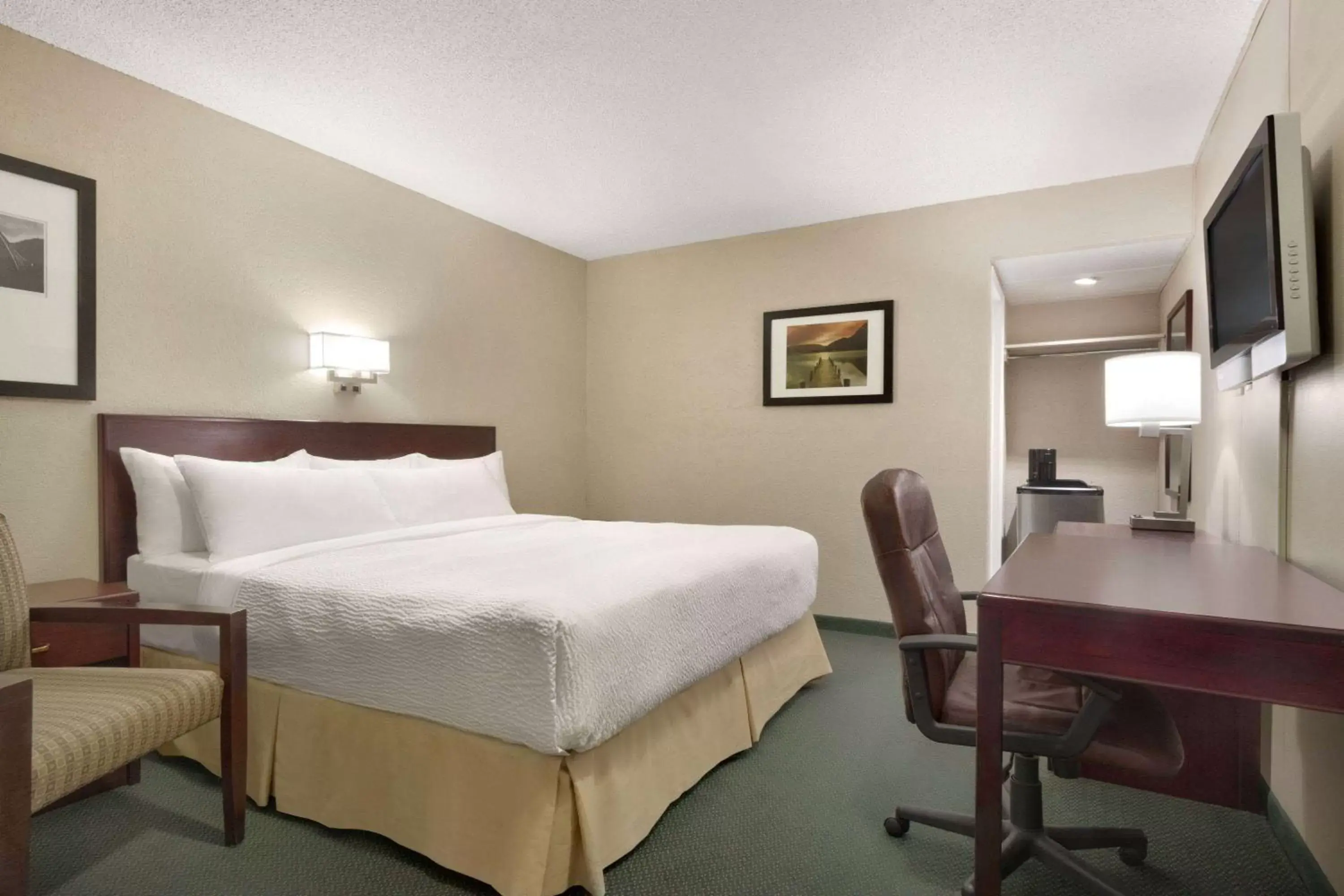 Photo of the whole room, Bed in Days Inn by Wyndham Lethbridge