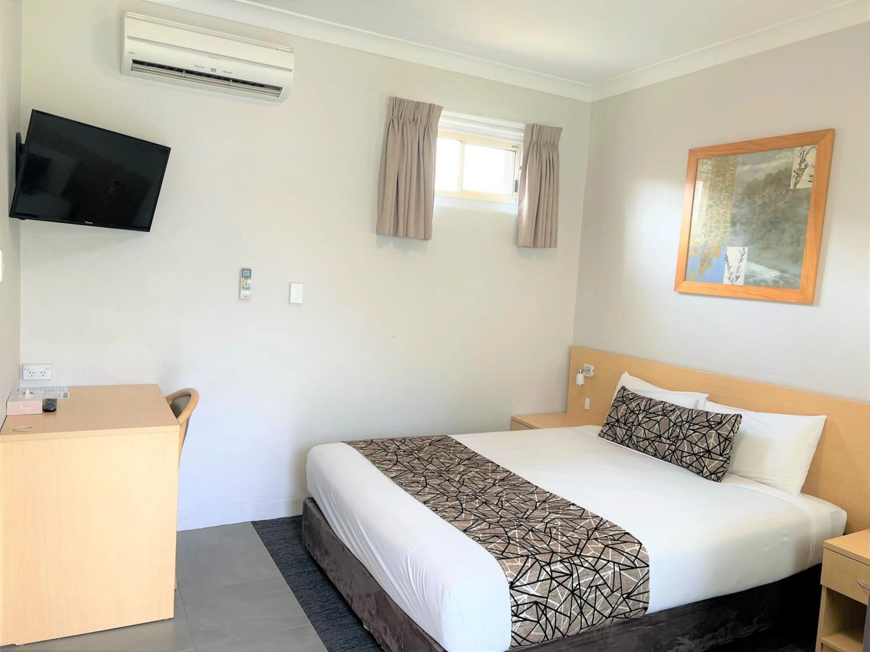 Bed in Bathurst Motor Inn