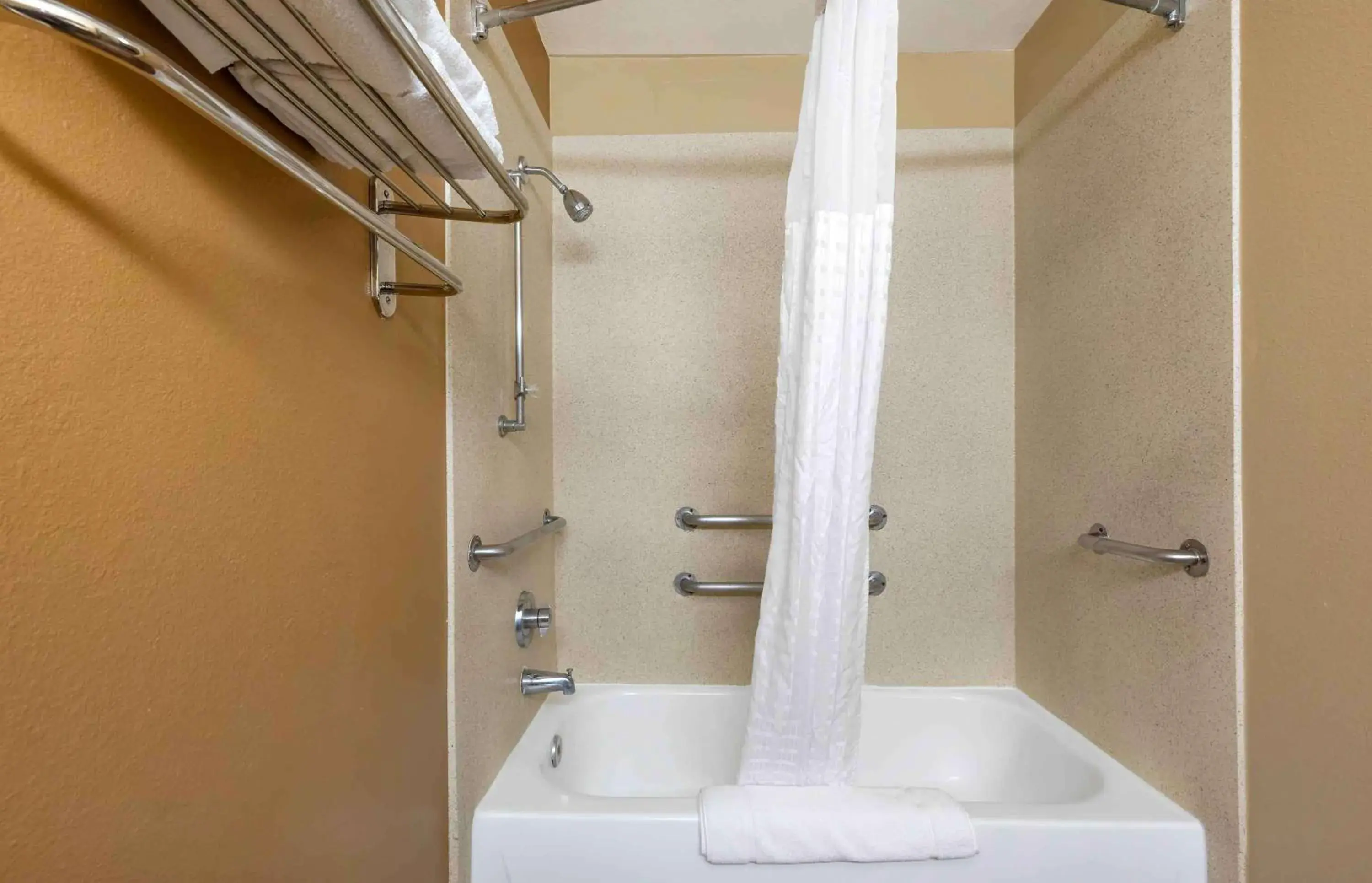 Bathroom in Extended Stay America Suites - Portland - Tigard