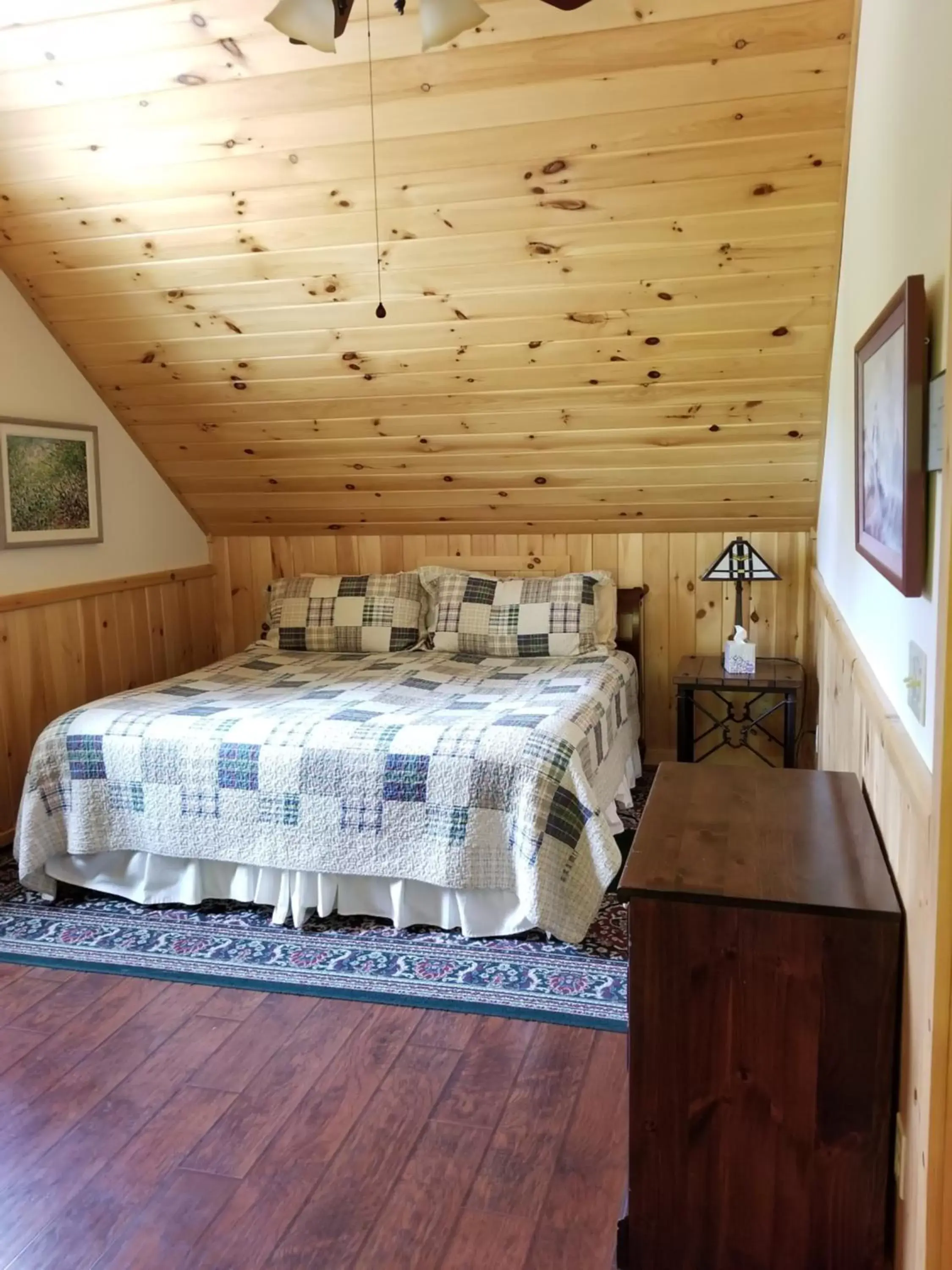 Bedroom, Bed in Trails End Inn