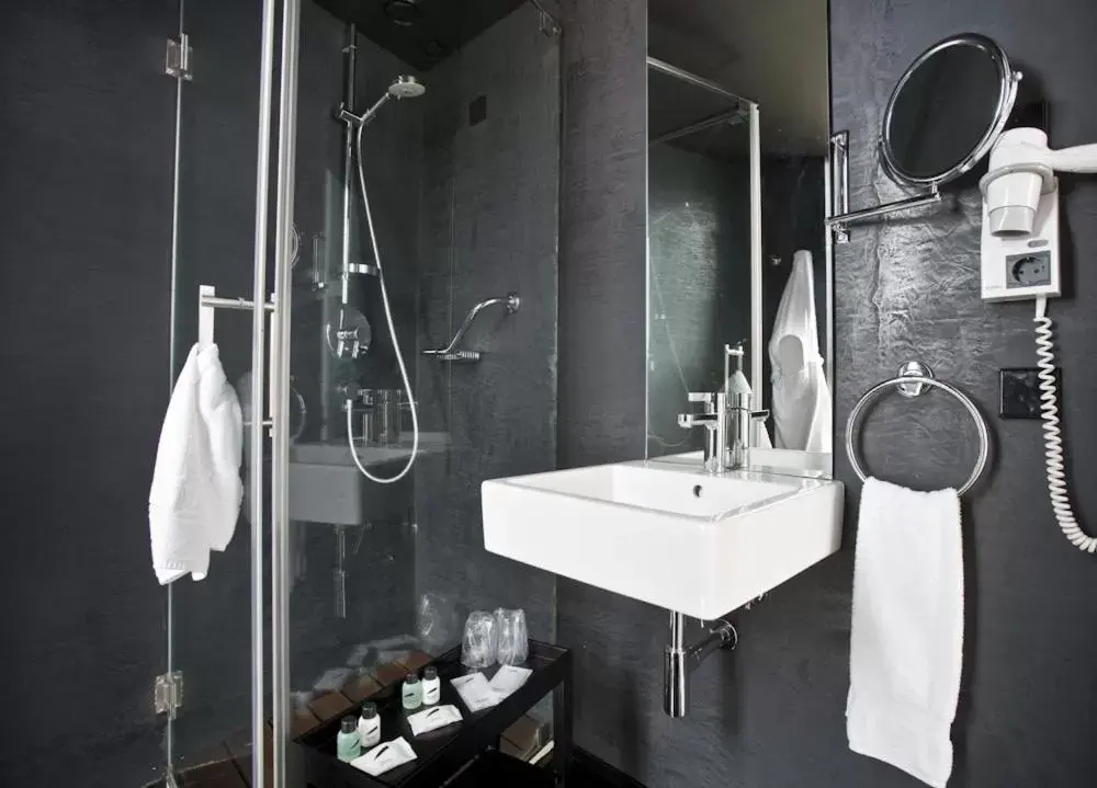 Bathroom in Funchal Design Hotel