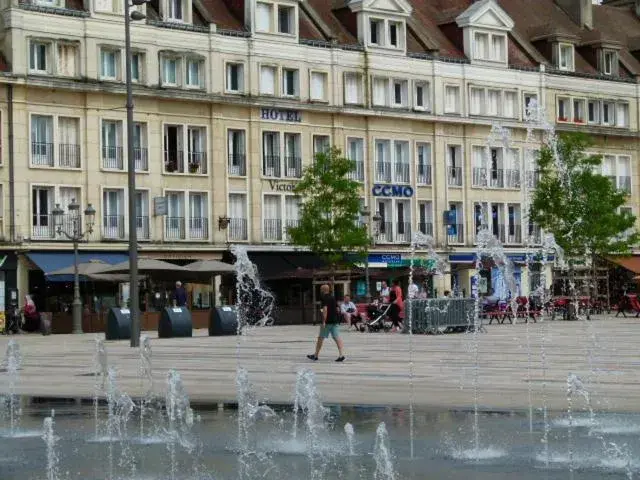 Property building, Neighborhood in Hôtel Victor