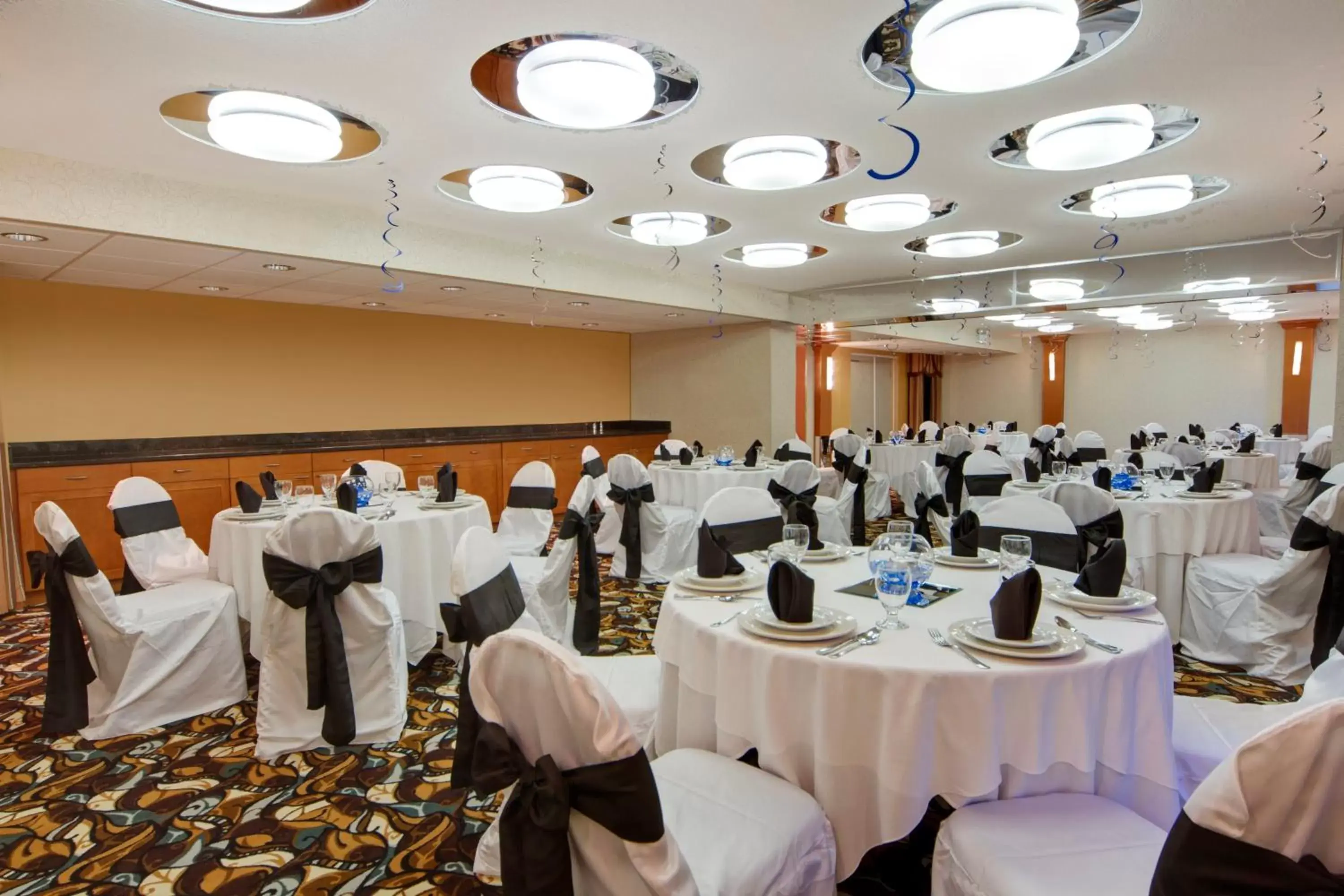 Banquet/Function facilities, Banquet Facilities in Holiday Inn Calgary Airport, an IHG Hotel