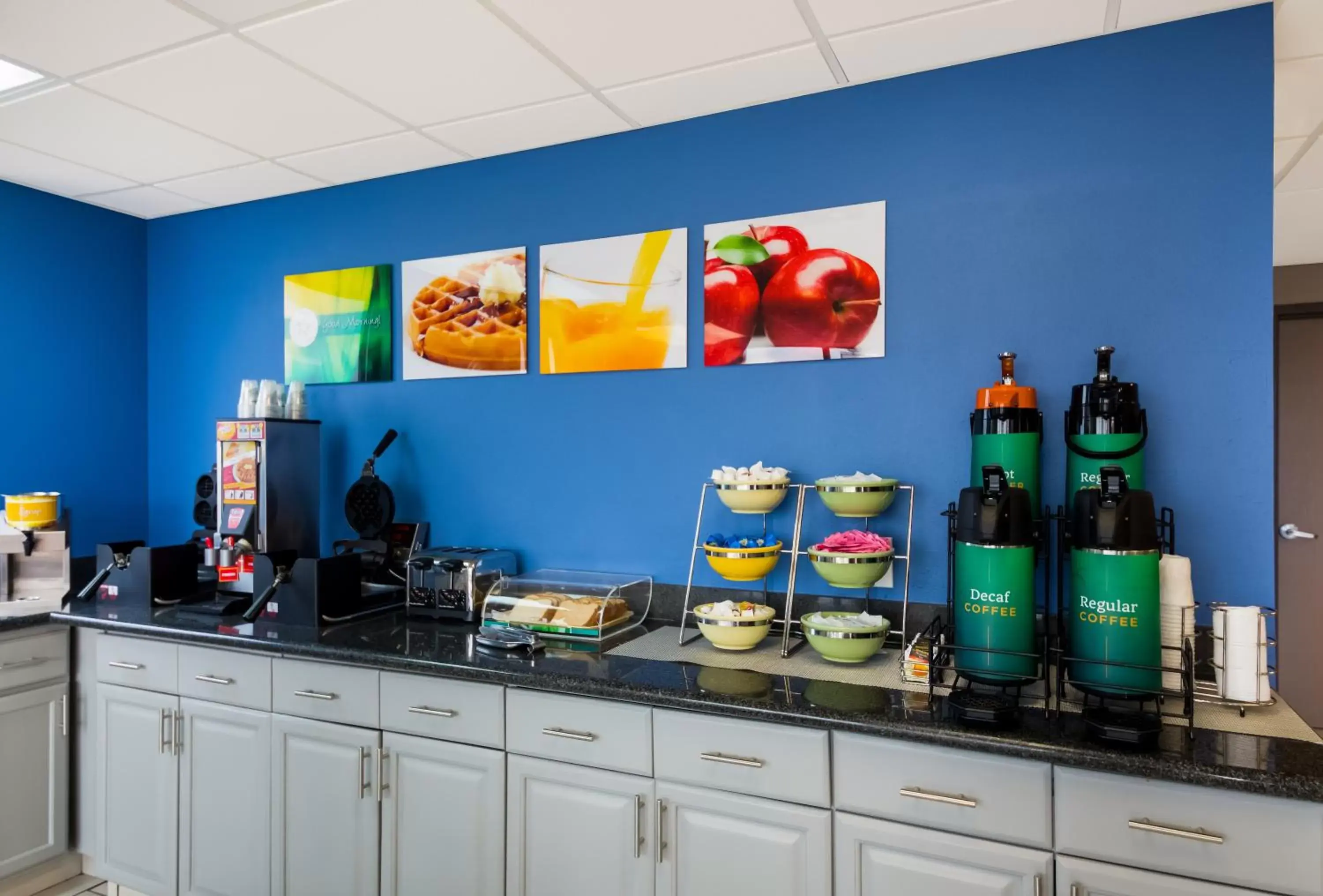 Coffee/tea facilities in Quality Inn & Suites Round Rock