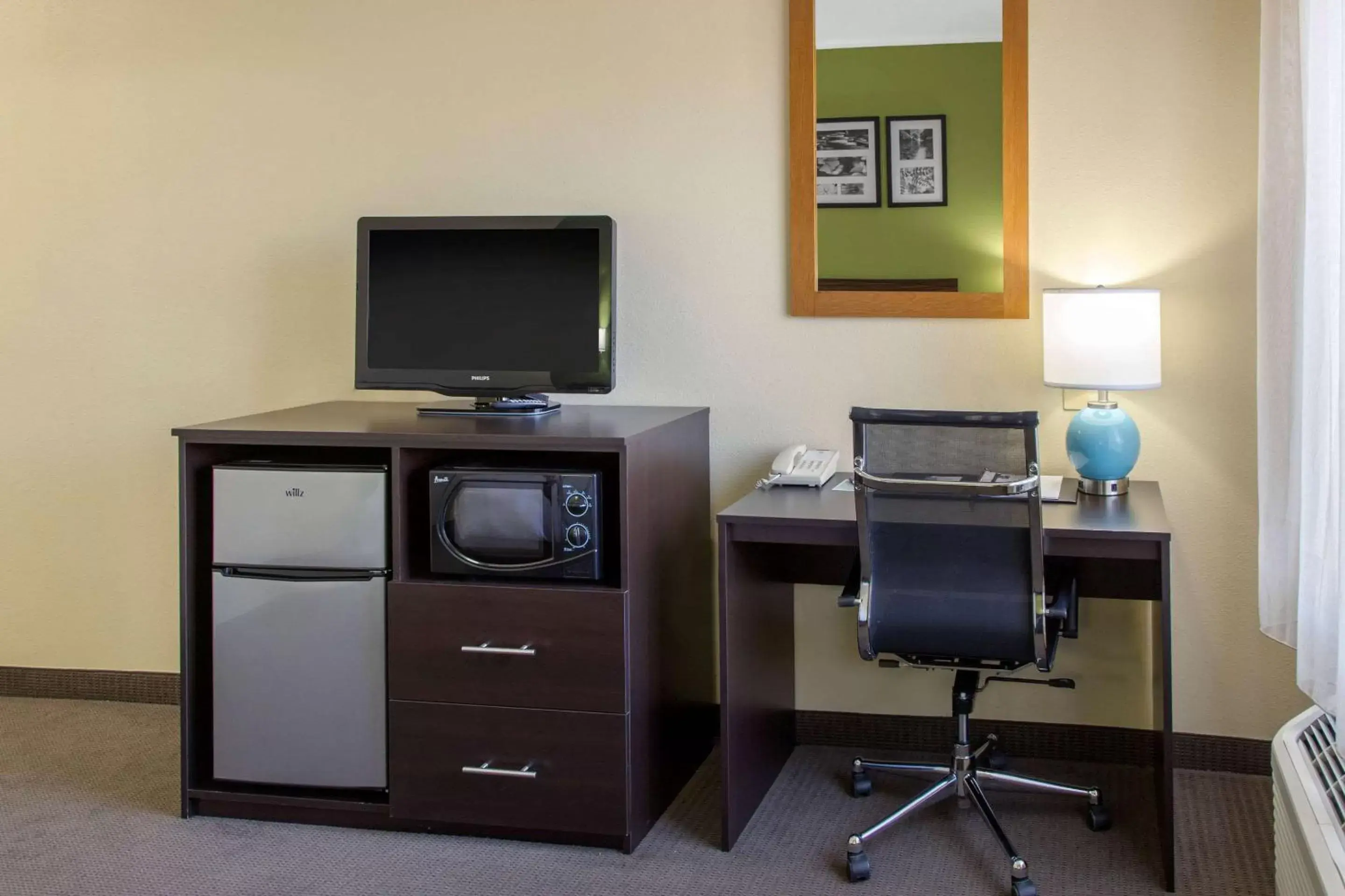 Bedroom, TV/Entertainment Center in Sleep Inn & Suites Bakersfield North