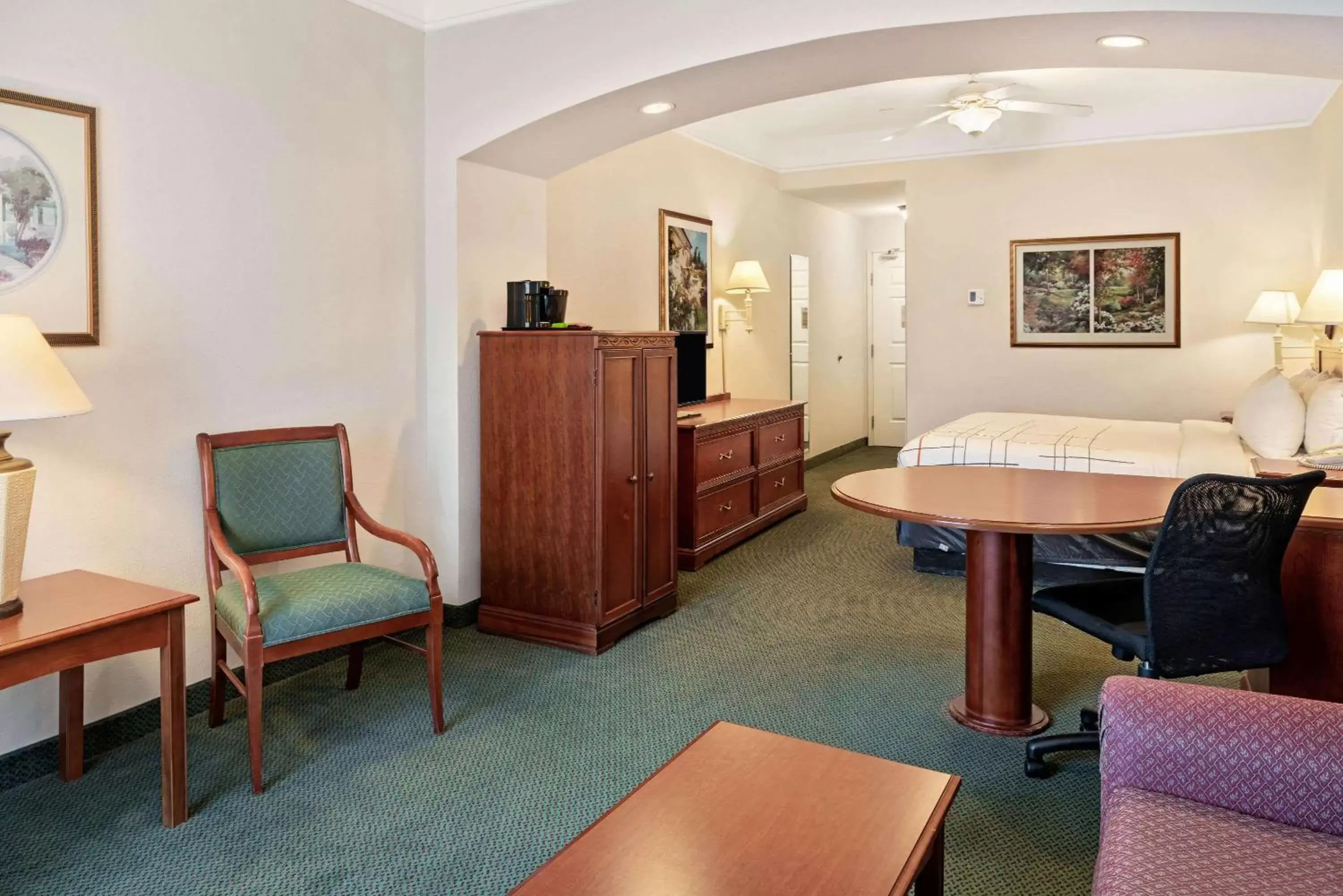 Photo of the whole room, Seating Area in La Quinta Inn and Suites Fort Myers I-75