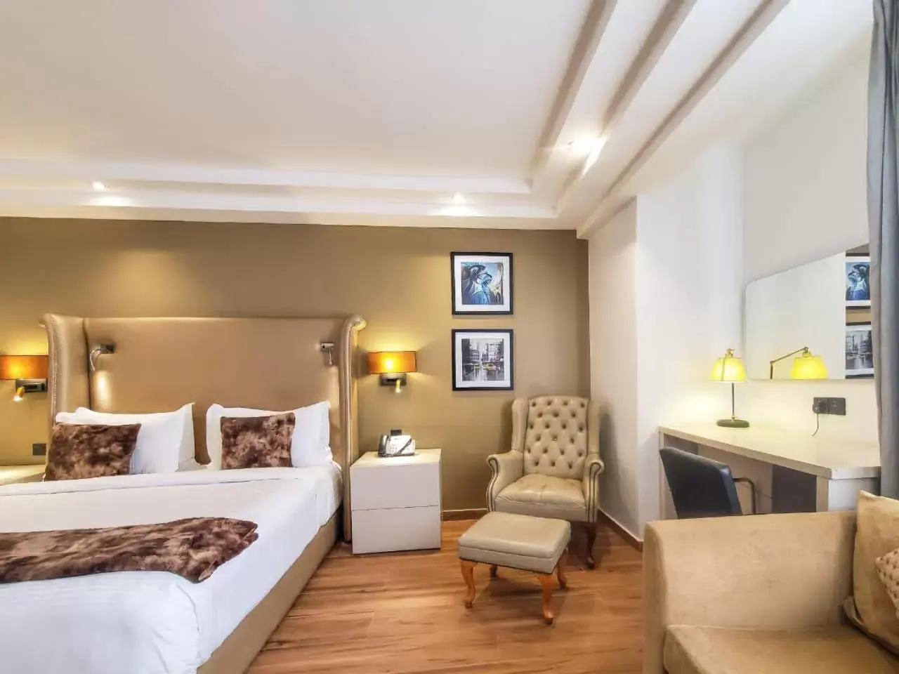 Bedroom, Bed in Victoria Crown Plaza Hotel